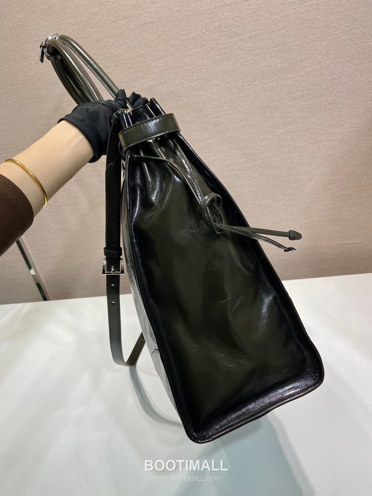 Prada Oiled Wax Leather Extra Large Tote Bag with Adjustable Strap Detail 프라다 오일드 왁스 레더 조절 스트랩 초대형 토트백 2VG128 50cm 5