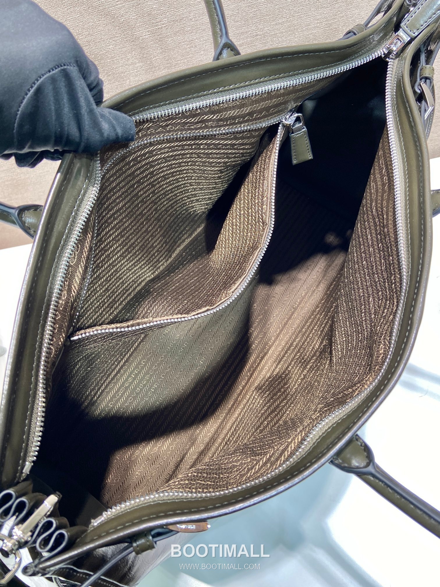 Prada Oiled Wax Leather Extra Large Tote Bag with Adjustable Strap Detail 프라다 오일드 왁스 레더 조절 스트랩 초대형 토트백 2VG128 50cm 7