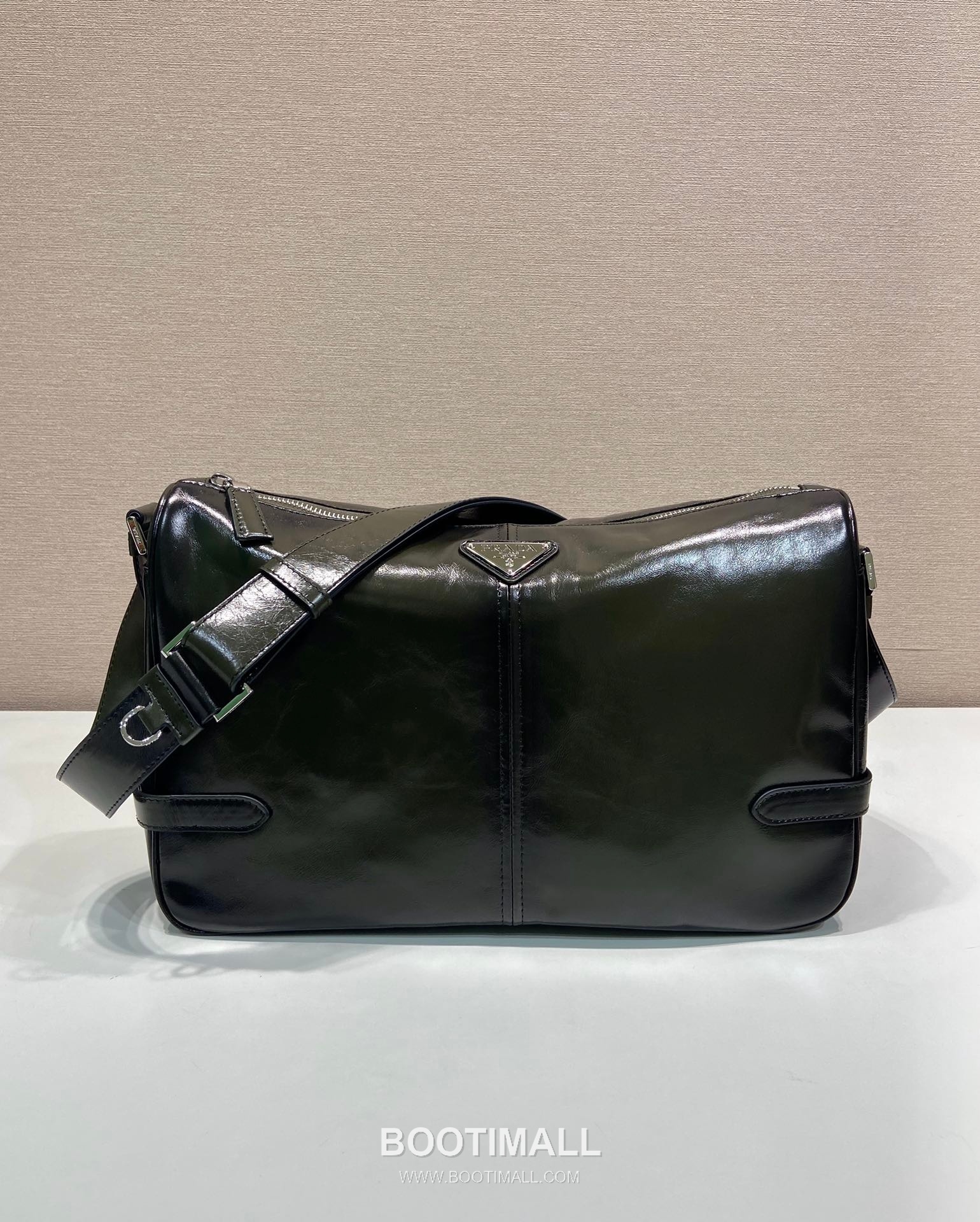 Prada Oiled Wax Leather Messenger Bag with Triangle Logo and Adjustable Strap Detail 프라다 오일드 왁스 레더 트라이앵글 로고 조절 스트랩 메신저백 2VH187 35cm 1