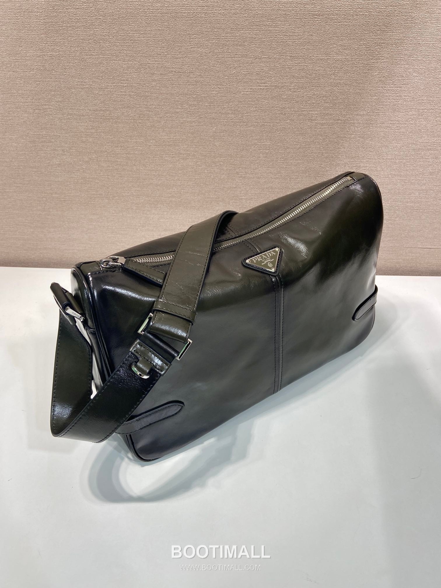Prada Oiled Wax Leather Messenger Bag with Triangle Logo and Adjustable Strap Detail 프라다 오일드 왁스 레더 트라이앵글 로고 조절 스트랩 메신저백 2VH187 35cm 2