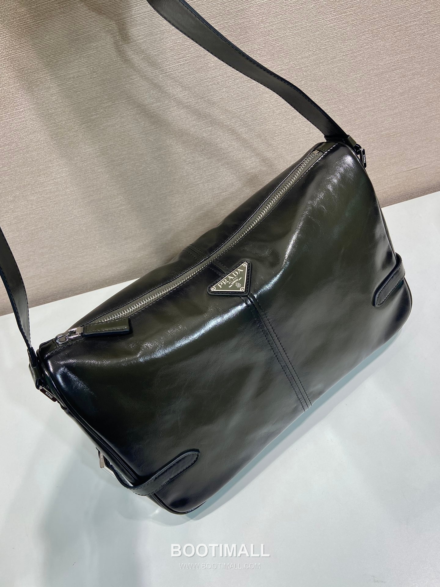 Prada Oiled Wax Leather Messenger Bag with Triangle Logo and Adjustable Strap Detail 프라다 오일드 왁스 레더 트라이앵글 로고 조절 스트랩 메신저백 2VH187 35cm 3