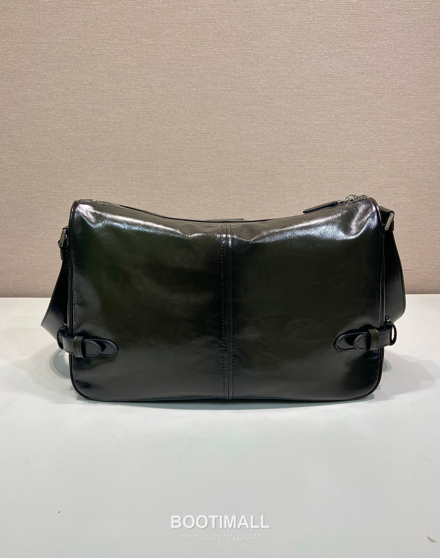 Prada Oiled Wax Leather Messenger Bag with Triangle Logo and Adjustable Strap Detail 프라다 오일드 왁스 레더 트라이앵글 로고 조절 스트랩 메신저백 2VH187 35cm 4