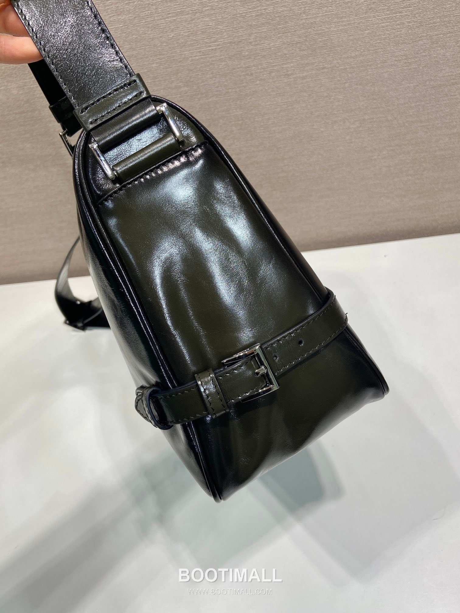 Prada Oiled Wax Leather Messenger Bag with Triangle Logo and Adjustable Strap Detail 프라다 오일드 왁스 레더 트라이앵글 로고 조절 스트랩 메신저백 2VH187 35cm 5