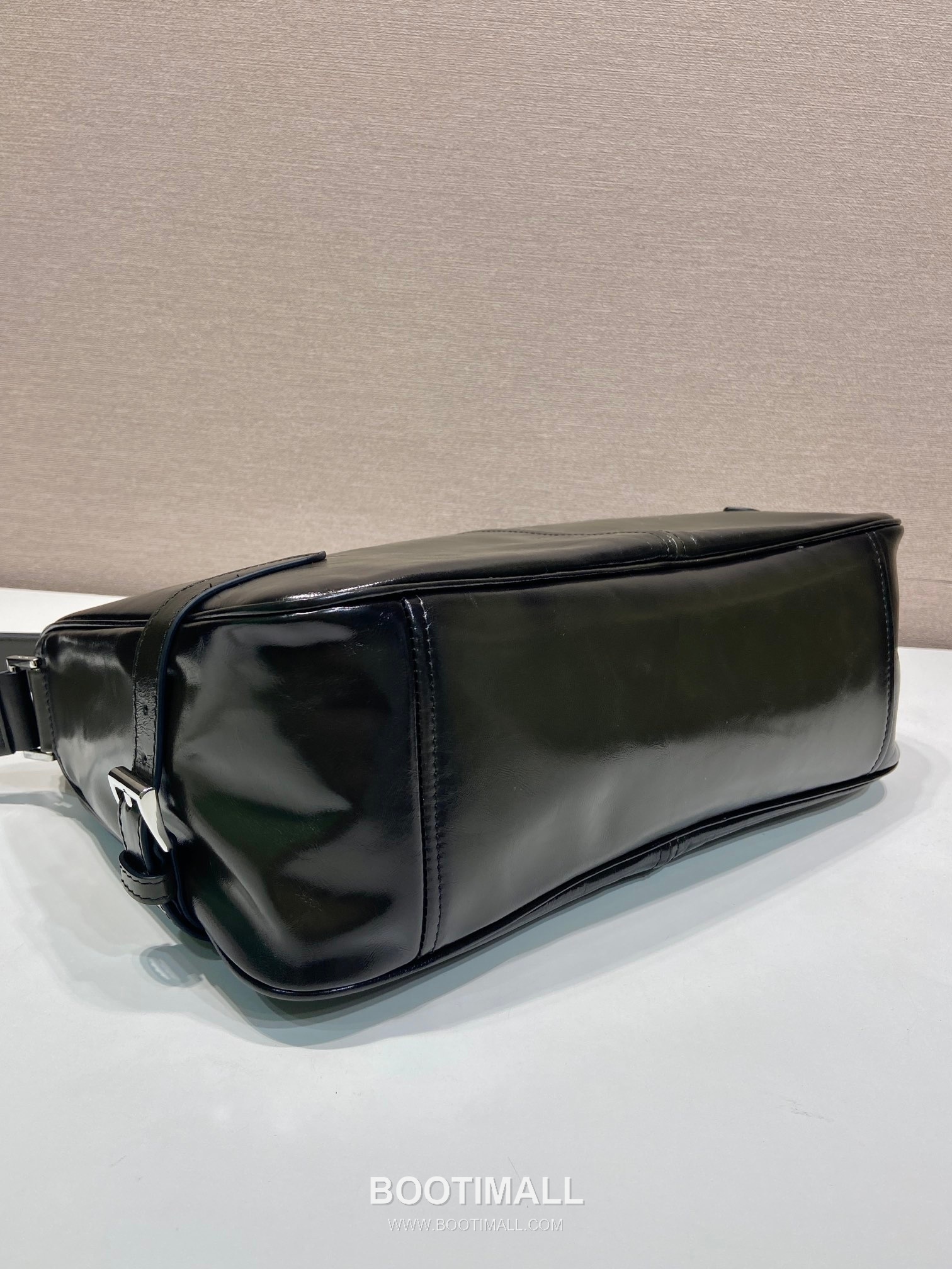 Prada Oiled Wax Leather Messenger Bag with Triangle Logo and Adjustable Strap Detail 프라다 오일드 왁스 레더 트라이앵글 로고 조절 스트랩 메신저백 2VH187 35cm 6