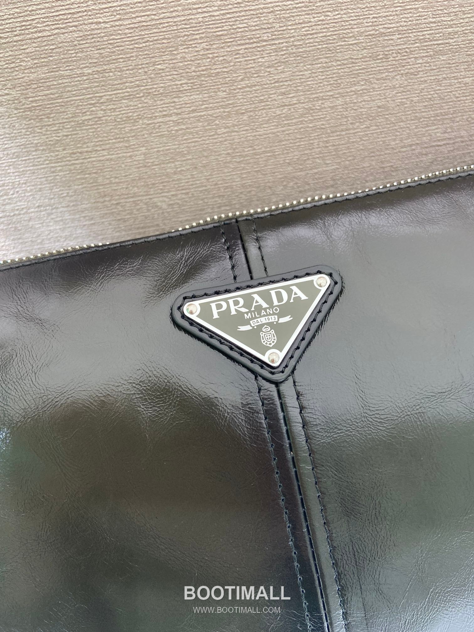 Prada Oiled Wax Leather Messenger Bag with Triangle Logo and Adjustable Strap Detail 프라다 오일드 왁스 레더 트라이앵글 로고 조절 스트랩 메신저백 2VH187 35cm 7