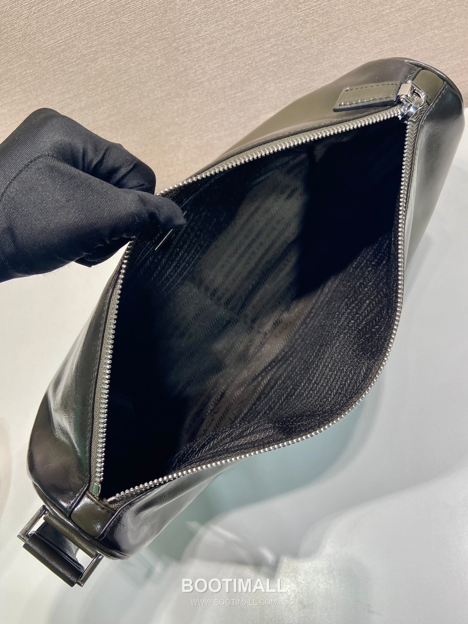 Prada Oiled Wax Leather Messenger Bag with Triangle Logo and Adjustable Strap Detail 프라다 오일드 왁스 레더 트라이앵글 로고 조절 스트랩 메신저백 2VH187 35cm 8