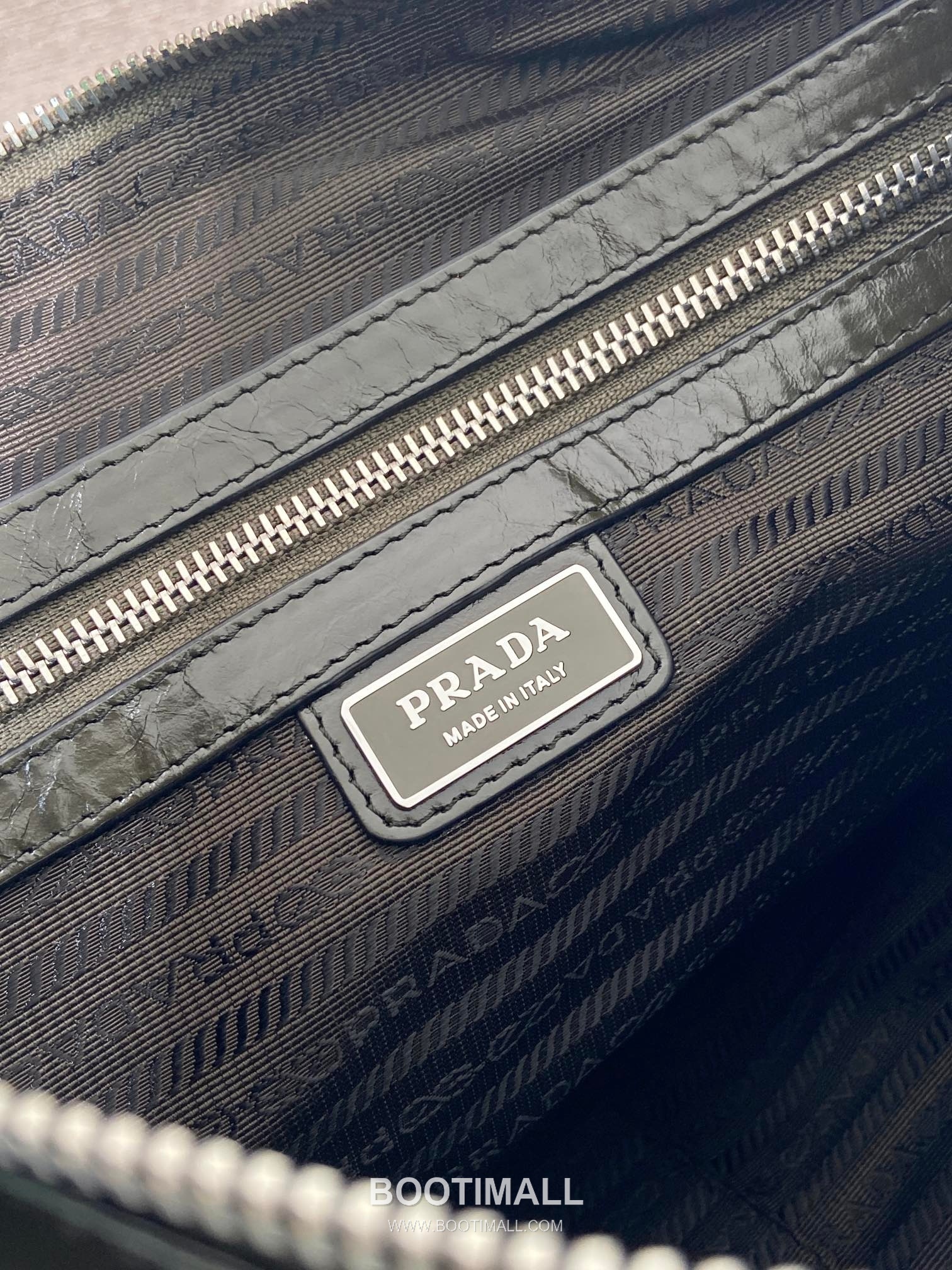 Prada Oiled Wax Leather Messenger Bag with Triangle Logo and Adjustable Strap Detail 프라다 오일드 왁스 레더 트라이앵글 로고 조절 스트랩 메신저백 2VH187 35cm 9