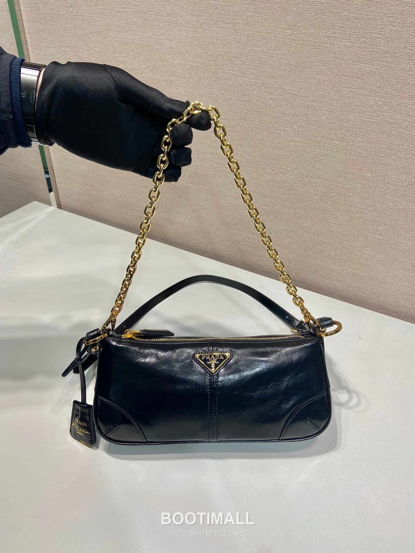 Prada Leather Hobo Shoulder Bag with Chain Handle and Triangle Logo Detail 프라다 레더 체인 핸들 트라이앵글 로고 호보 숄더백 1BC221 26cm 3