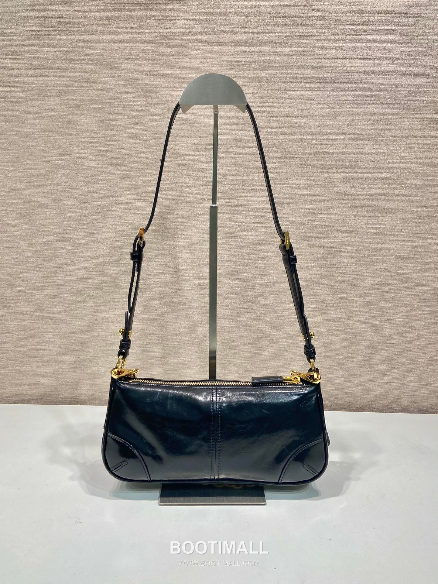 Prada Leather Hobo Shoulder Bag with Chain Handle and Triangle Logo Detail 프라다 레더 체인 핸들 트라이앵글 로고 호보 숄더백 1BC221 26cm 4