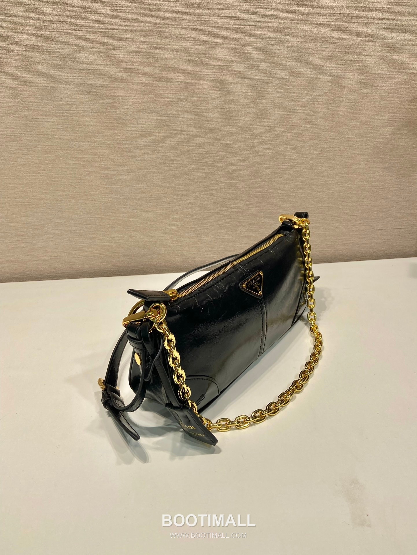 Prada Leather Hobo Shoulder Bag with Chain Handle and Triangle Logo Detail 프라다 레더 체인 핸들 트라이앵글 로고 호보 숄더백 1BC221 26cm 5