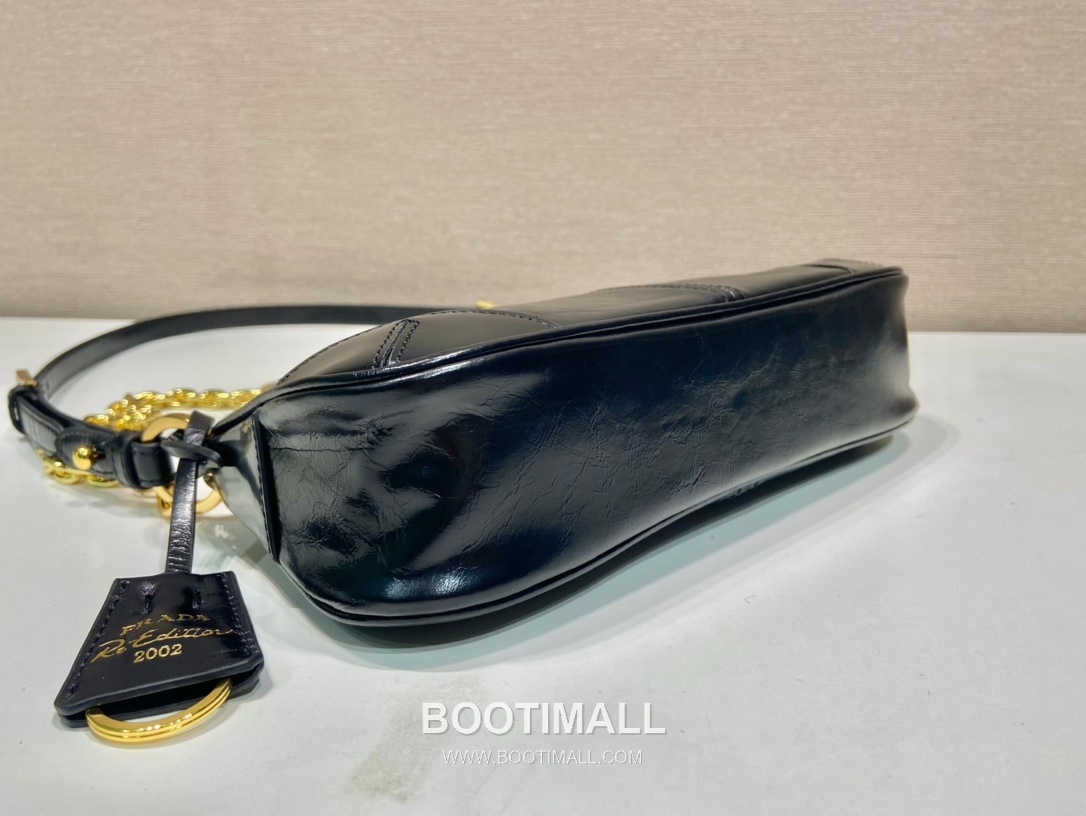 Prada Leather Hobo Shoulder Bag with Chain Handle and Triangle Logo Detail 프라다 레더 체인 핸들 트라이앵글 로고 호보 숄더백 1BC221 26cm 6