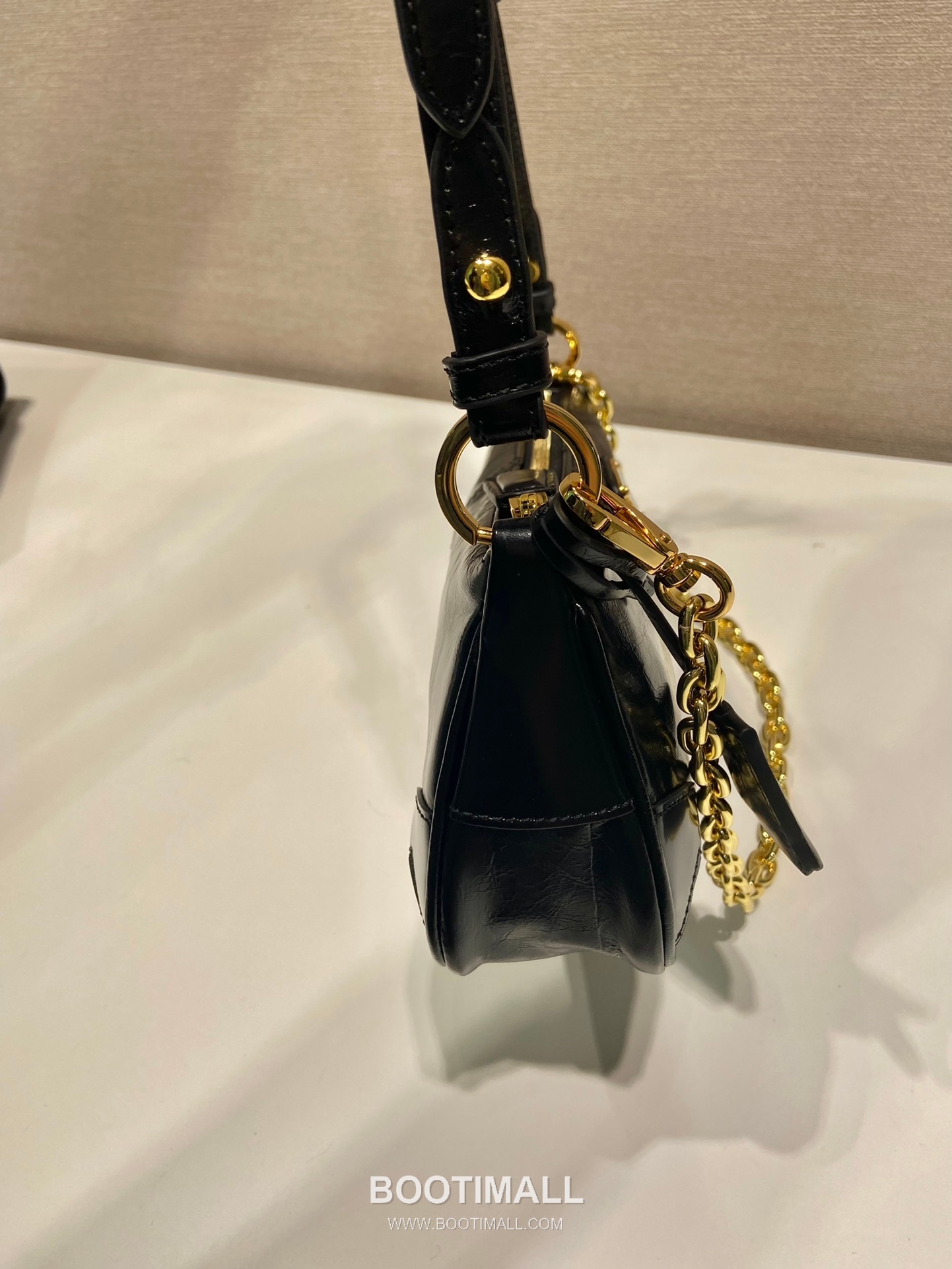 Prada Leather Hobo Shoulder Bag with Chain Handle and Triangle Logo Detail 프라다 레더 체인 핸들 트라이앵글 로고 호보 숄더백 1BC221 26cm 7