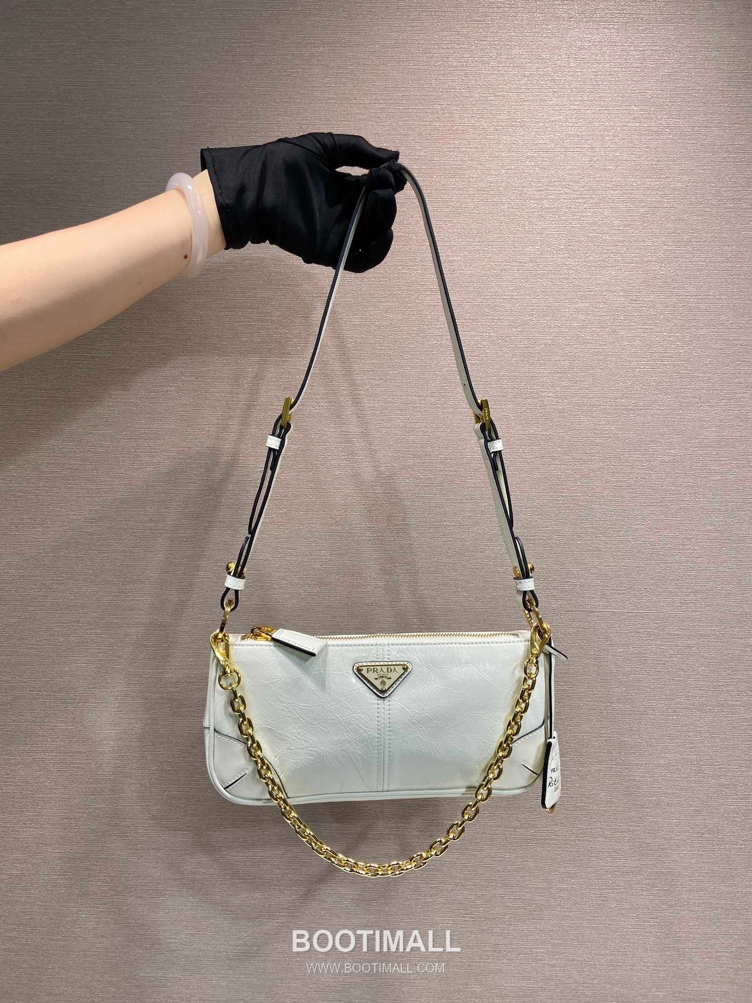Prada Leather Hobo Shoulder Bag with Chain Handle and Triangle Logo Detail 프라다 레더 체인 핸들 트라이앵글 로고 호보 숄더백 1BC221 26cm 1