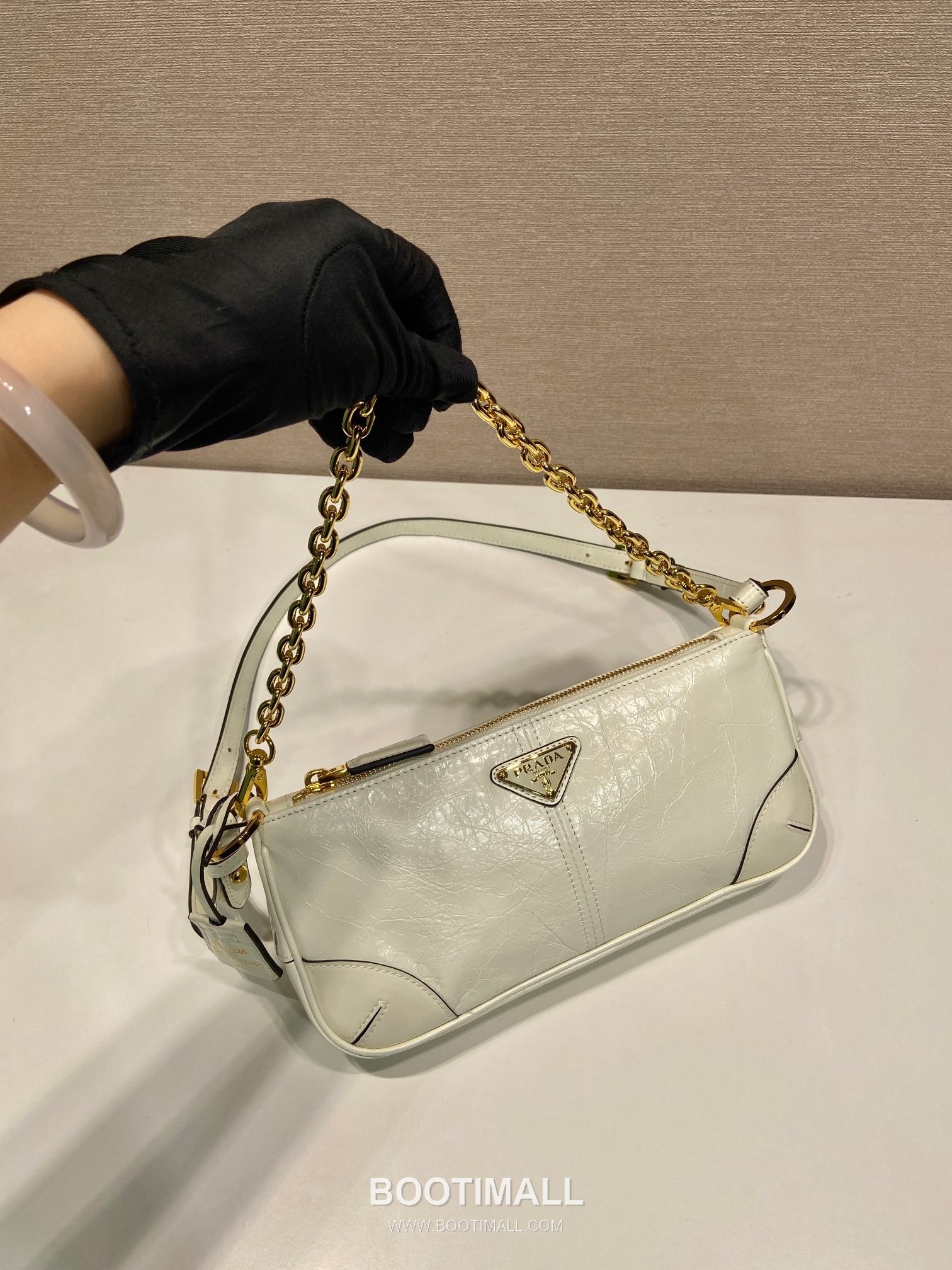 Prada Leather Hobo Shoulder Bag with Chain Handle and Triangle Logo Detail 프라다 레더 체인 핸들 트라이앵글 로고 호보 숄더백 1BC221 26cm 3