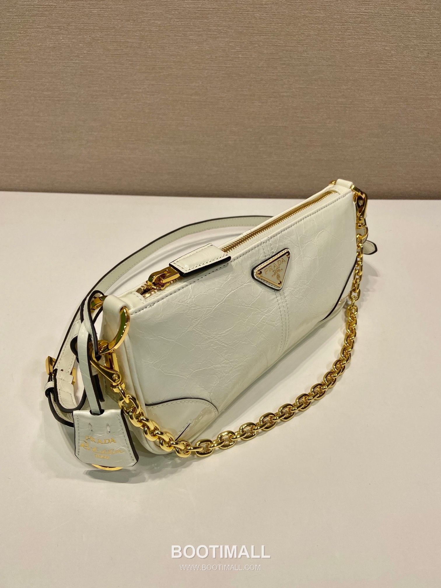Prada Leather Hobo Shoulder Bag with Chain Handle and Triangle Logo Detail 프라다 레더 체인 핸들 트라이앵글 로고 호보 숄더백 1BC221 26cm 4
