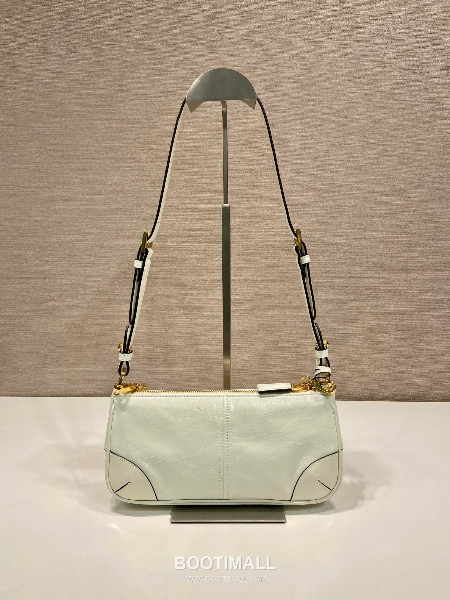 Prada Leather Hobo Shoulder Bag with Chain Handle and Triangle Logo Detail 프라다 레더 체인 핸들 트라이앵글 로고 호보 숄더백 1BC221 26cm 5
