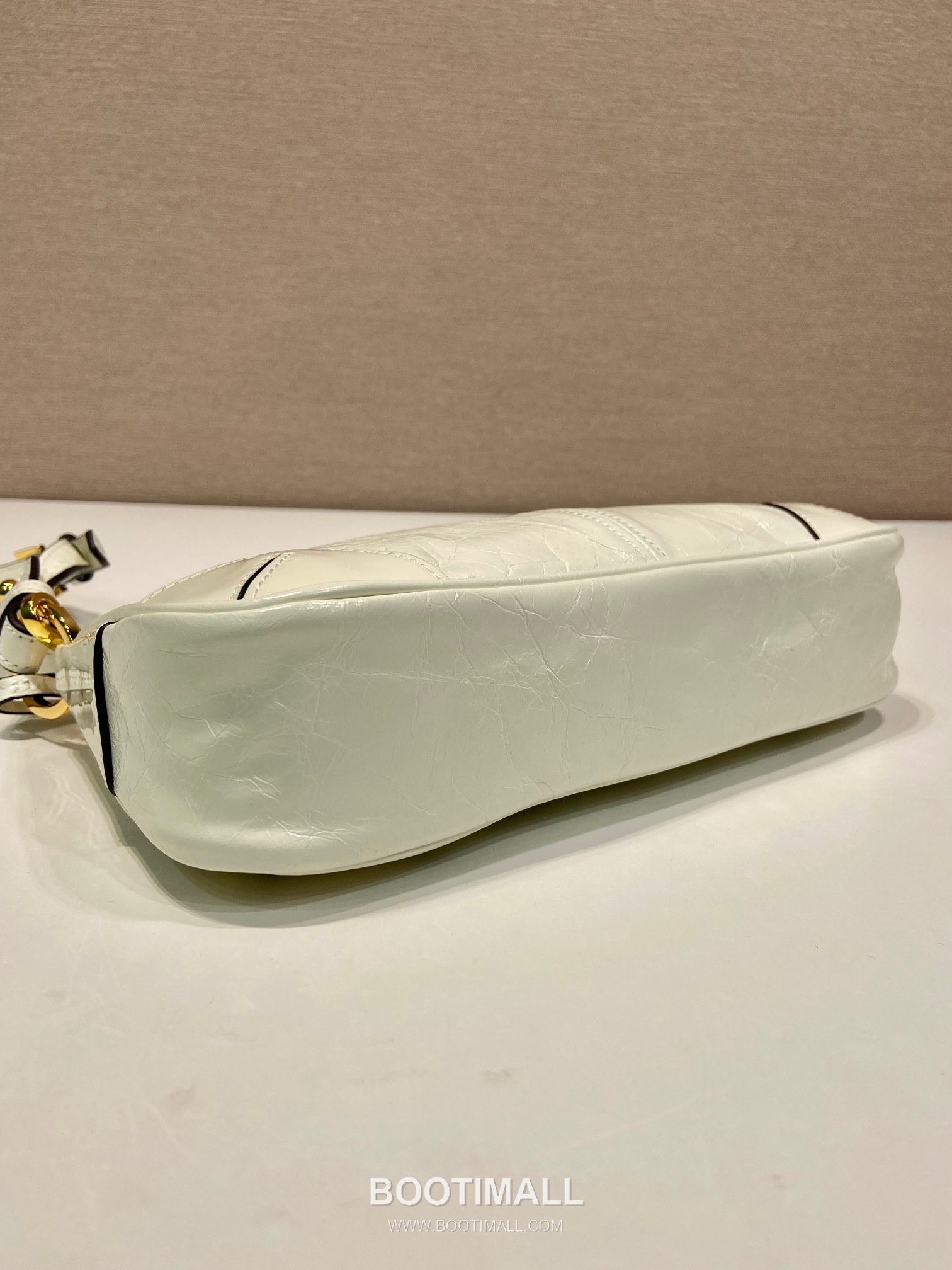 Prada Leather Hobo Shoulder Bag with Chain Handle and Triangle Logo Detail 프라다 레더 체인 핸들 트라이앵글 로고 호보 숄더백 1BC221 26cm 6