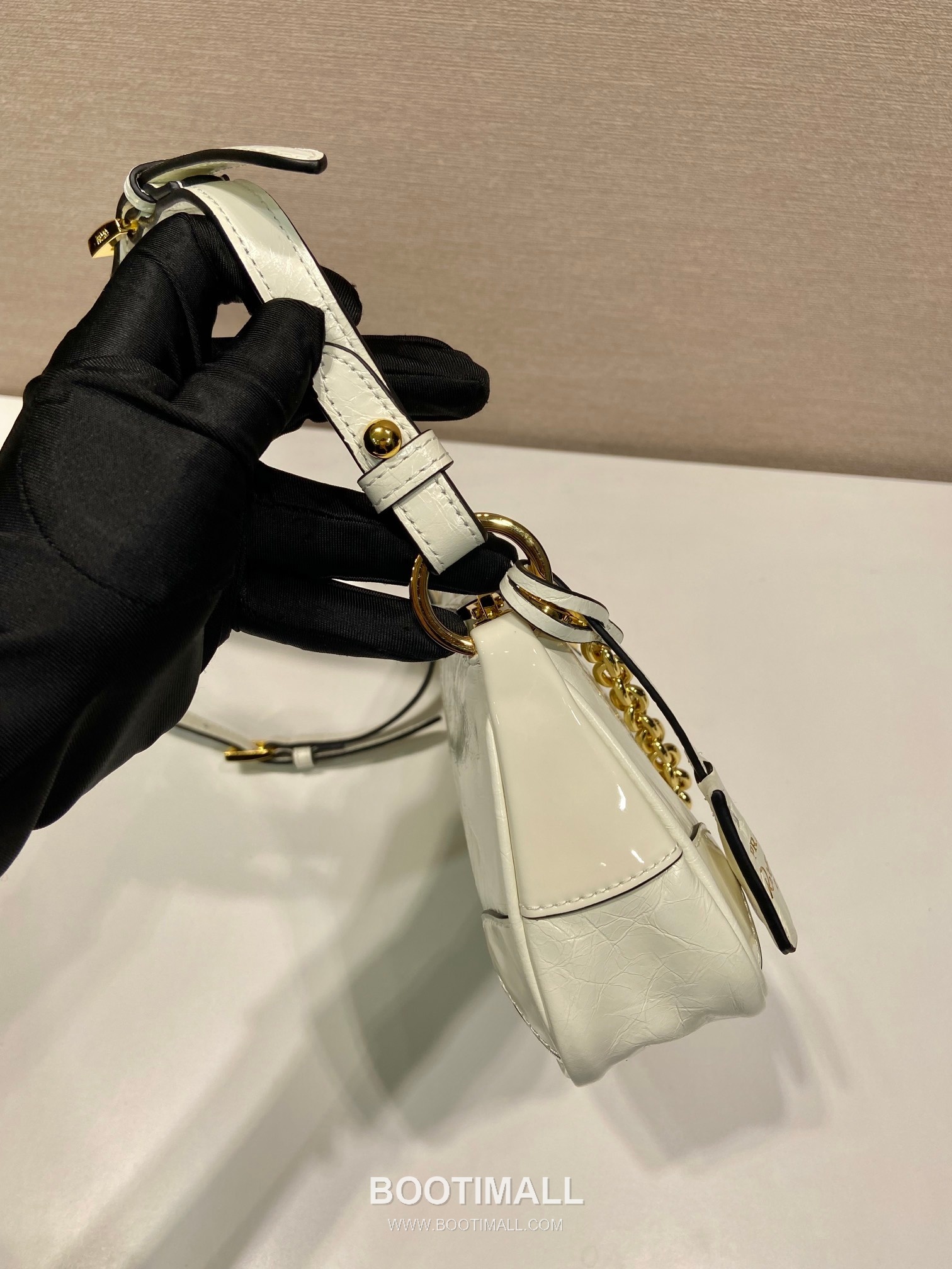 Prada Leather Hobo Shoulder Bag with Chain Handle and Triangle Logo Detail 프라다 레더 체인 핸들 트라이앵글 로고 호보 숄더백 1BC221 26cm 7