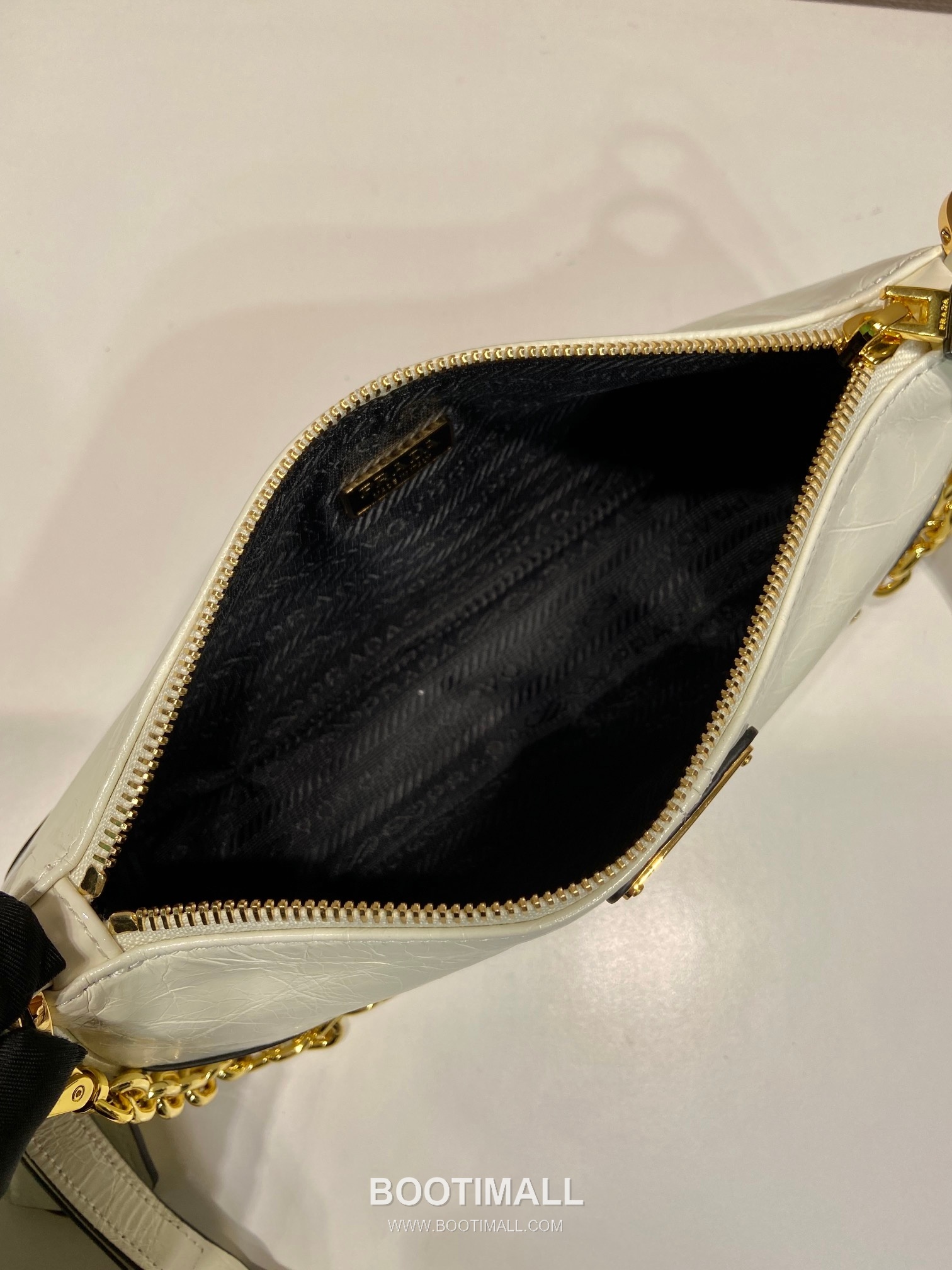 Prada Leather Hobo Shoulder Bag with Chain Handle and Triangle Logo Detail 프라다 레더 체인 핸들 트라이앵글 로고 호보 숄더백 1BC221 26cm 8