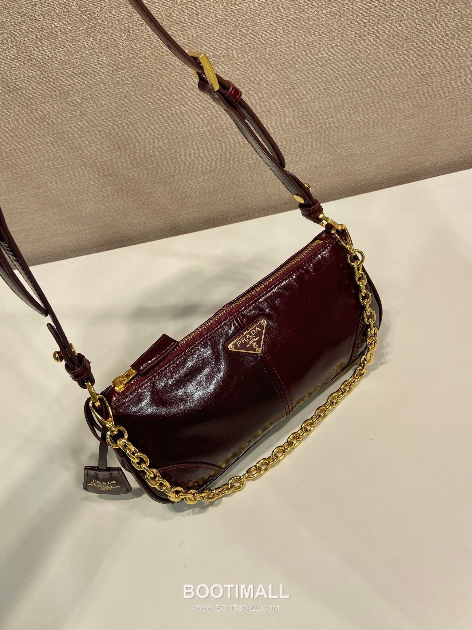 Prada Leather Hobo Shoulder Bag with Chain Handle and Triangle Logo Detail 프라다 레더 체인 핸들 트라이앵글 로고 호보 숄더백 1BC221 26cm 3