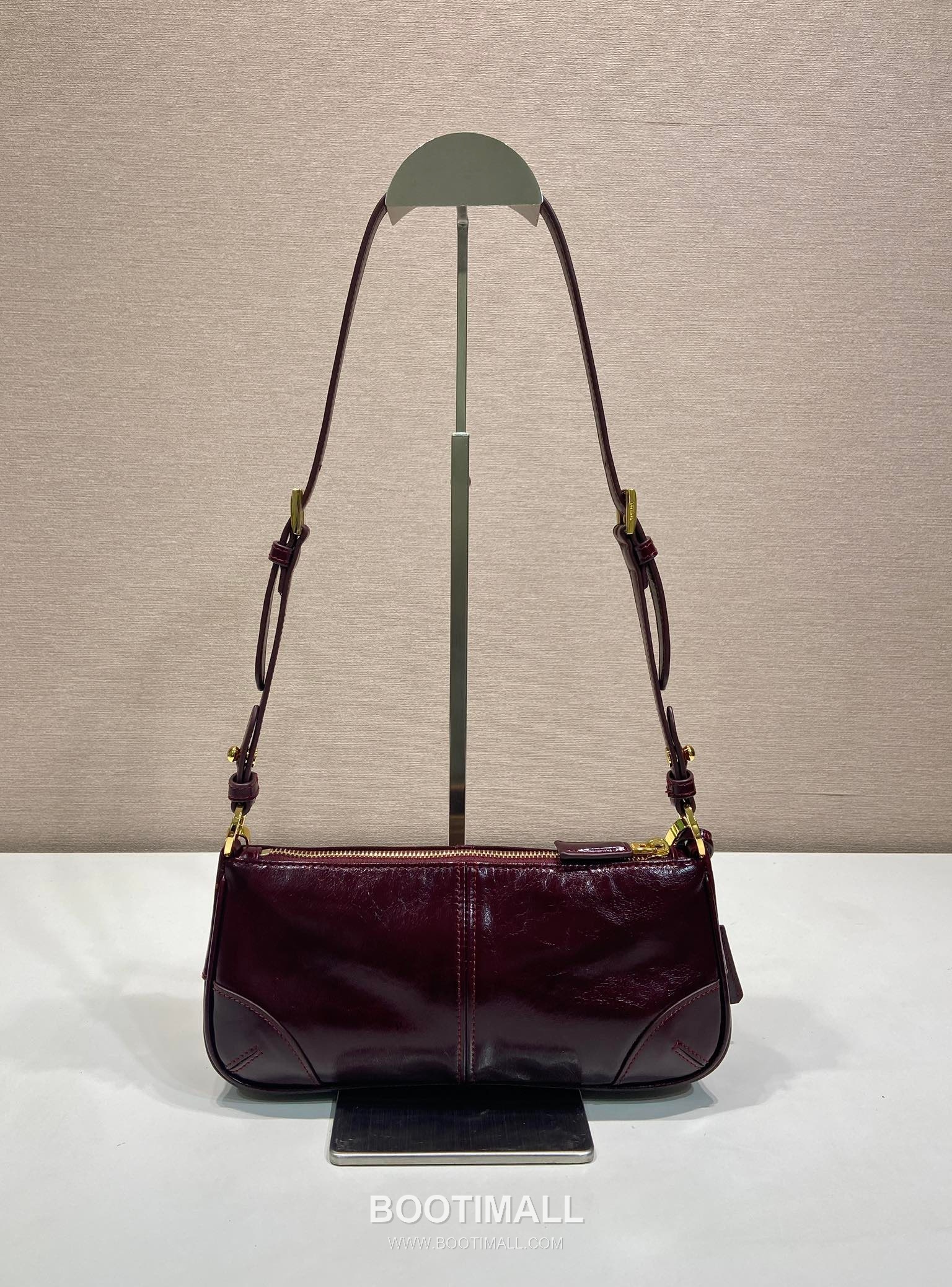 Prada Leather Hobo Shoulder Bag with Chain Handle and Triangle Logo Detail 프라다 레더 체인 핸들 트라이앵글 로고 호보 숄더백 1BC221 26cm 4