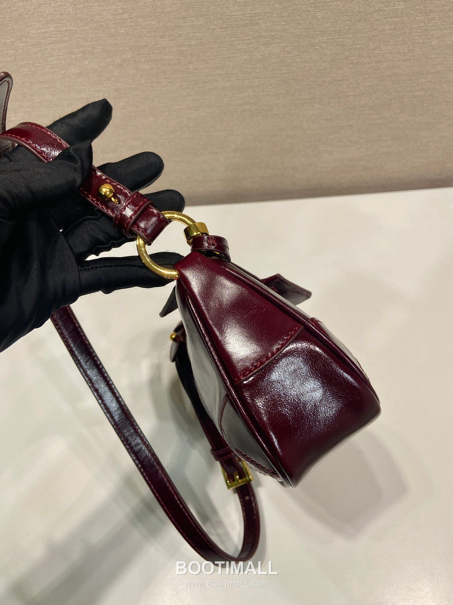 Prada Leather Hobo Shoulder Bag with Chain Handle and Triangle Logo Detail 프라다 레더 체인 핸들 트라이앵글 로고 호보 숄더백 1BC221 26cm 5