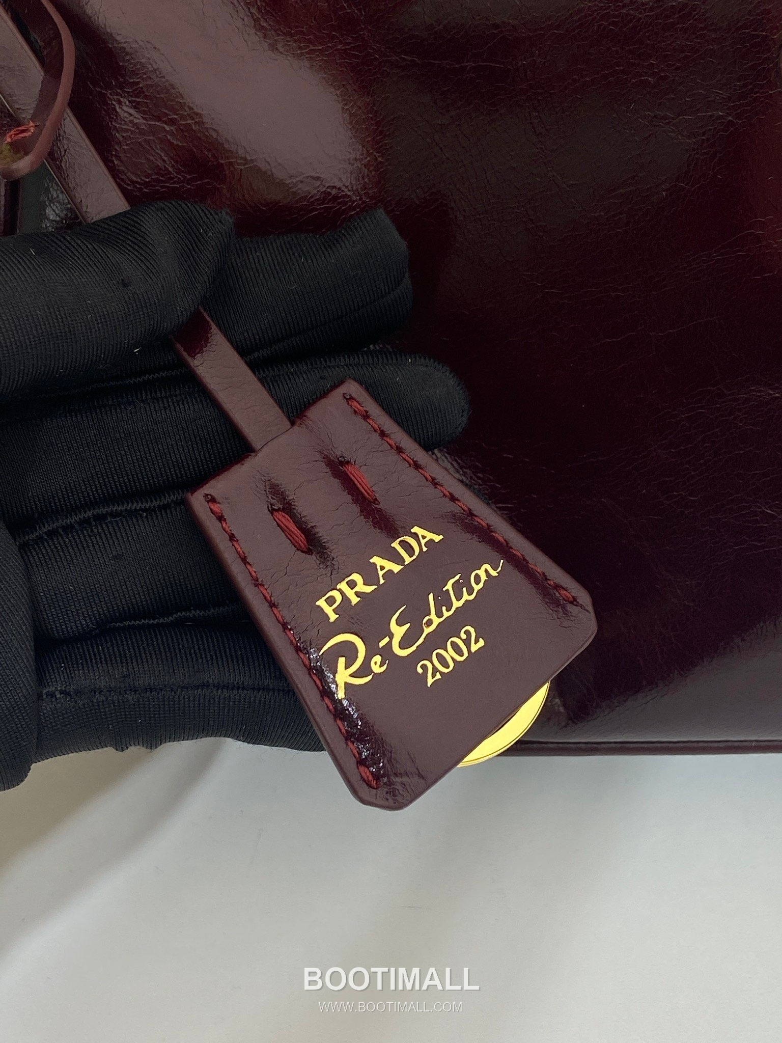 Prada Leather Hobo Shoulder Bag with Chain Handle and Triangle Logo Detail 프라다 레더 체인 핸들 트라이앵글 로고 호보 숄더백 1BC221 26cm 7