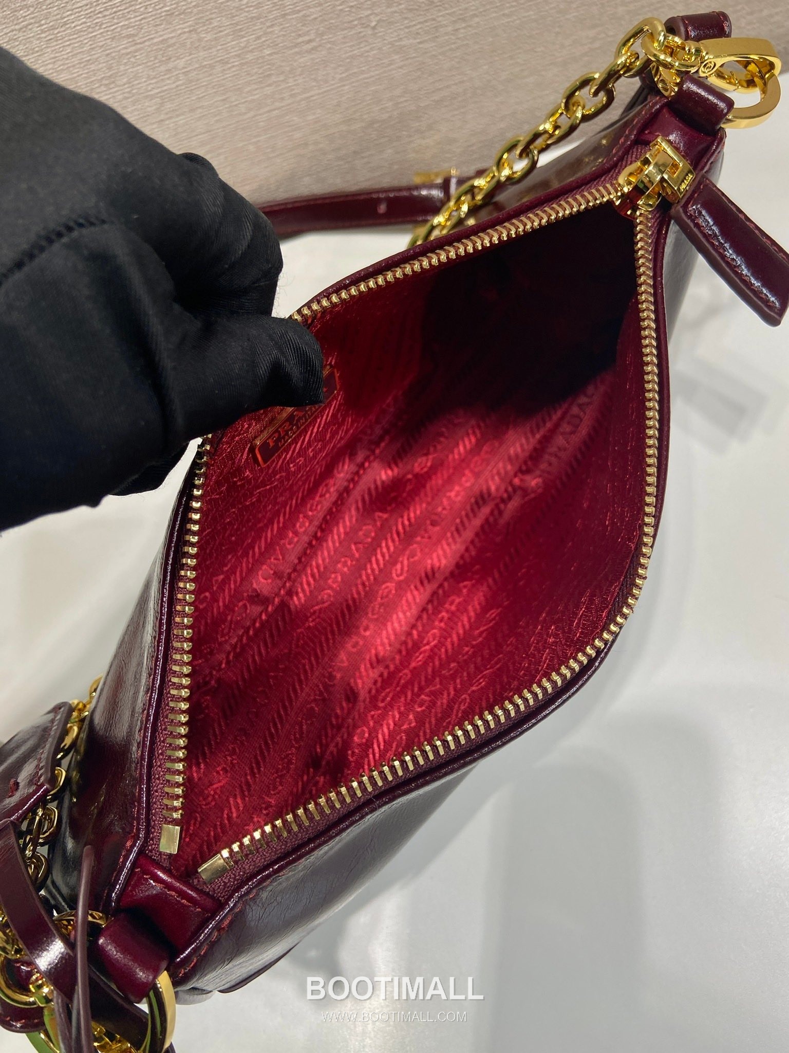 Prada Leather Hobo Shoulder Bag with Chain Handle and Triangle Logo Detail 프라다 레더 체인 핸들 트라이앵글 로고 호보 숄더백 1BC221 26cm 8