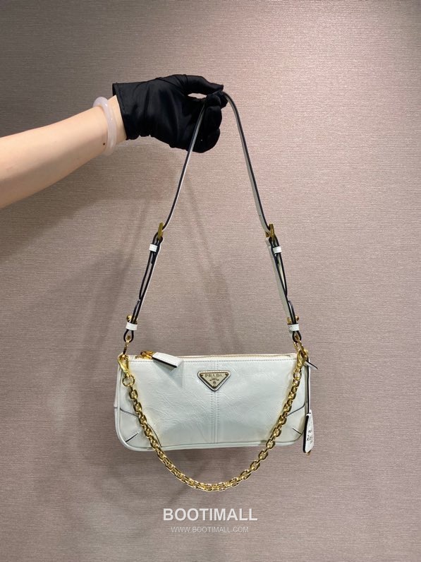 Prada Leather Hobo Shoulder Bag with Chain Handle and Triangle Logo Detail 프라다 레더 체인 핸들 트라이앵글 로고 호보 숄더백 1BC221 26cm 10