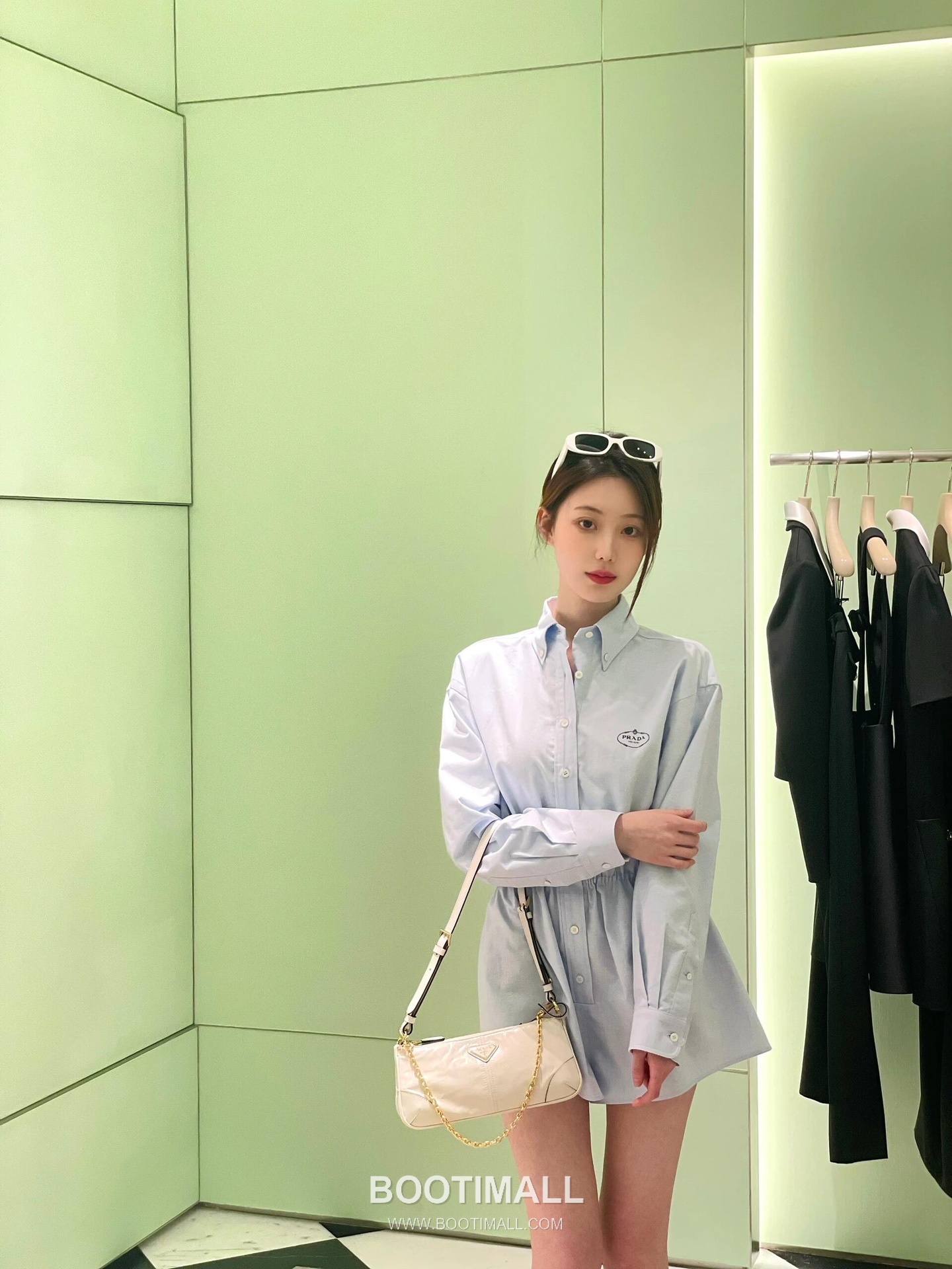 Prada Leather Hobo Shoulder Bag with Chain Handle and Triangle Logo Detail 프라다 레더 체인 핸들 트라이앵글 로고 호보 숄더백 1BC221 26cm 11