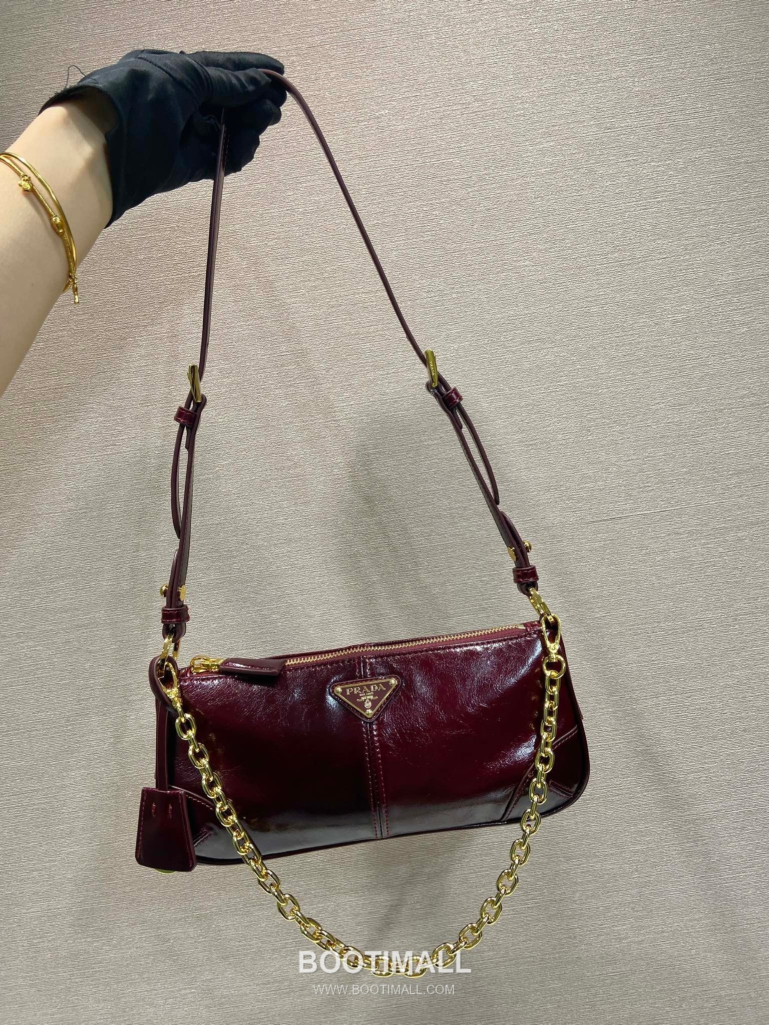 Prada Leather Hobo Shoulder Bag with Chain Handle and Triangle Logo Detail 프라다 레더 체인 핸들 트라이앵글 로고 호보 숄더백 1BC221 26cm 13