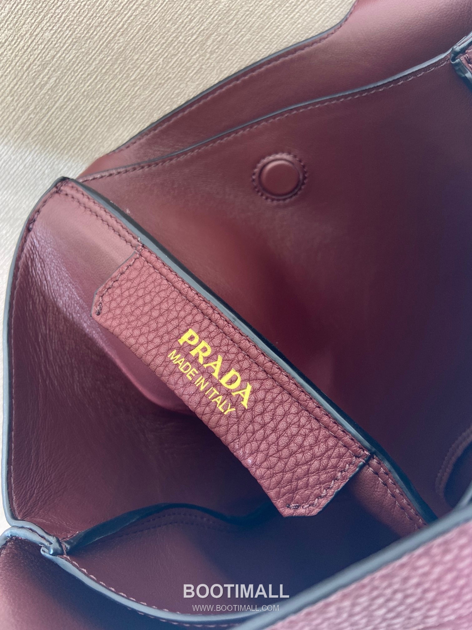 Prada Calfskin Bucket Tote Bag with Top Handle and Multi Compartment Detail 프라다 카프스킨 탑핸들 멀티 컴파트먼트 버킷 토트백 1BG335 25cm 9