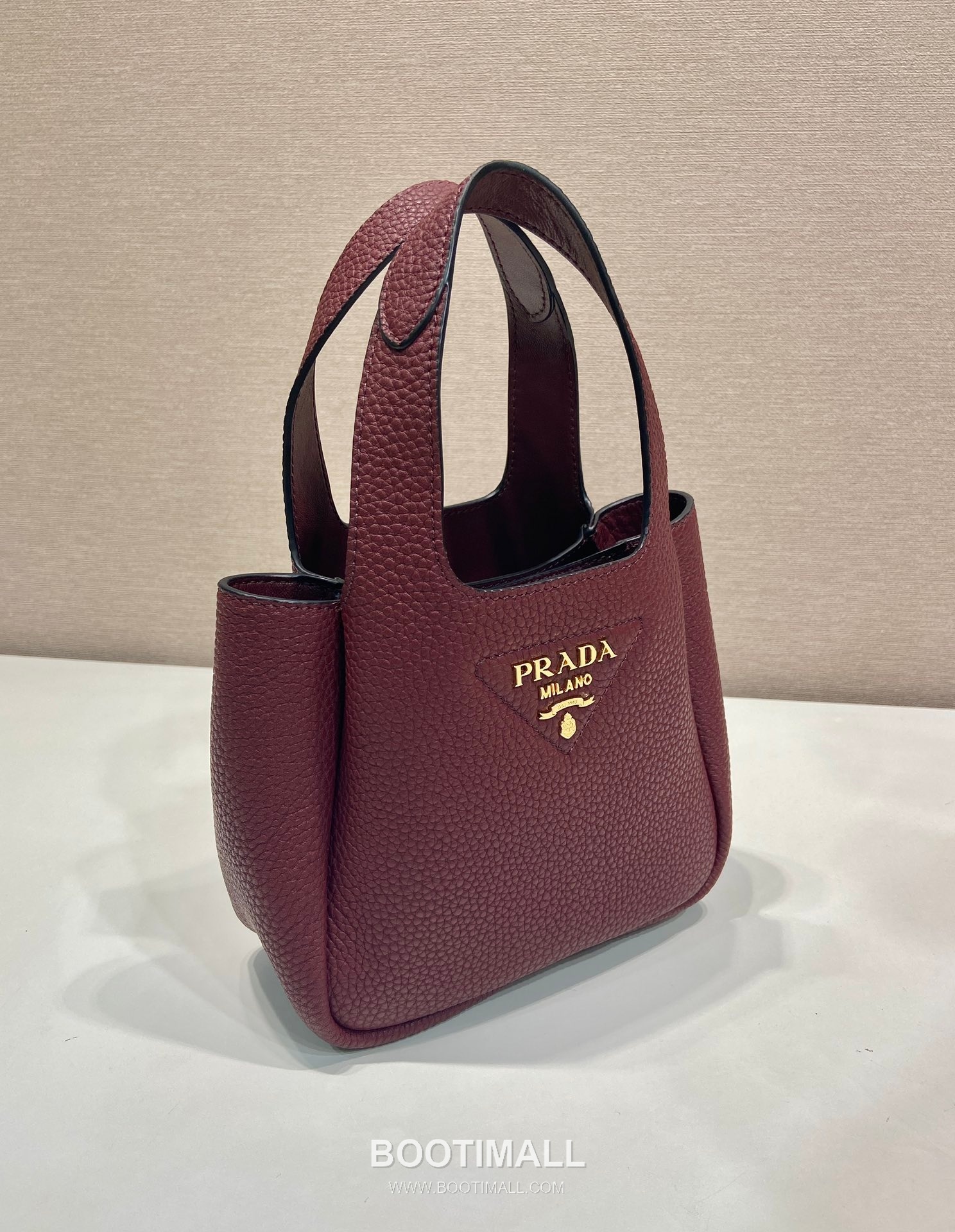 Prada Deer Grain Calfskin Mini Bucket Tote Bag with Gold Hardware Detail 프라다 디어 그레인 카프스킨 골드 하드웨어 미니 버킷 토트백 1BA349 18cm 2