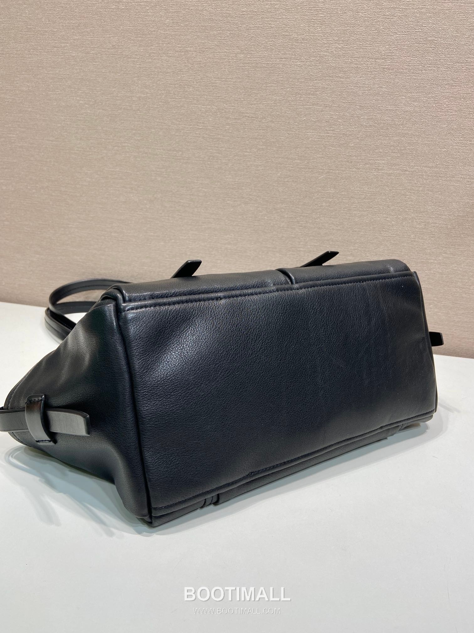 Prada Route Calfskin Tote Bag with Pocket Detail and Strap Closure 프라다 루트 카프스킨 포켓 디테일 스트랩 클로저 토트백 1BG645 30cm 5