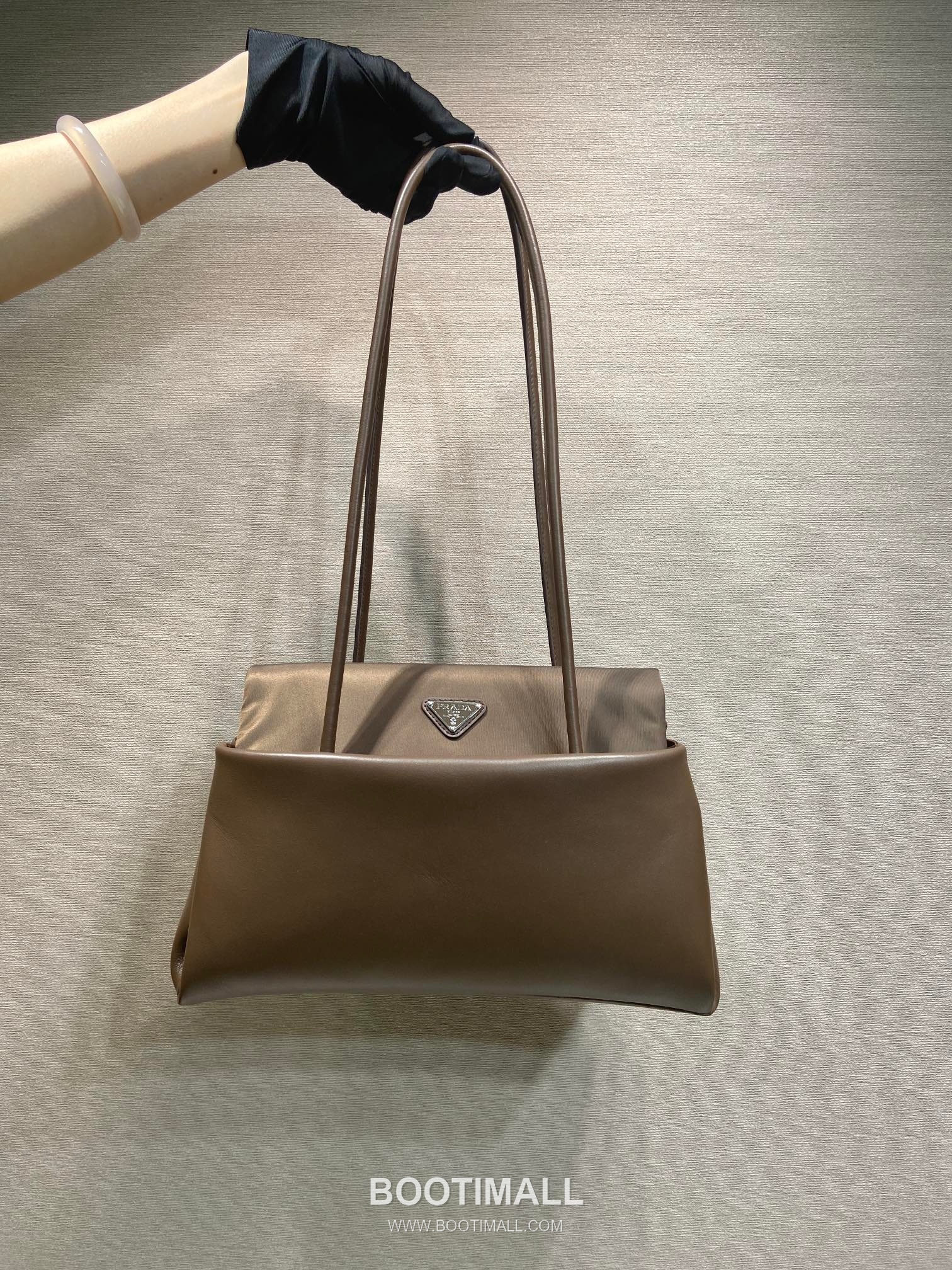 Prada Route Calfskin Tote Bag with Pocket Detail and Strap Closure 프라다 루트 카프스킨 포켓 디테일 스트랩 클로저 토트백 1BG645 30cm 10
