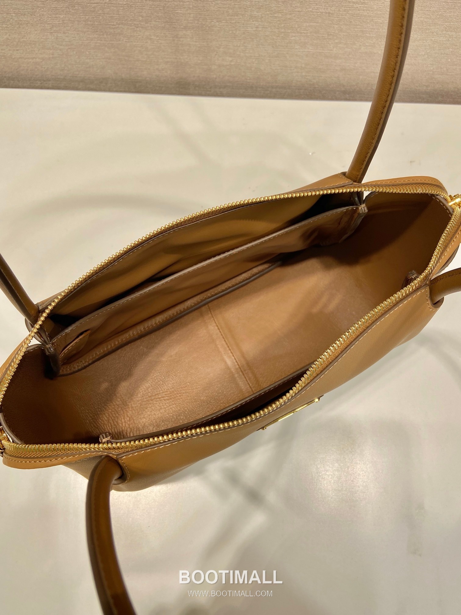 Prada Calfskin Shoulder Tote Bag with Dual Compartment and Strap Detail 프라다 카프스킨 듀얼 컴파트먼트 스트랩 숄더 토트백 1BA444 28cm 8