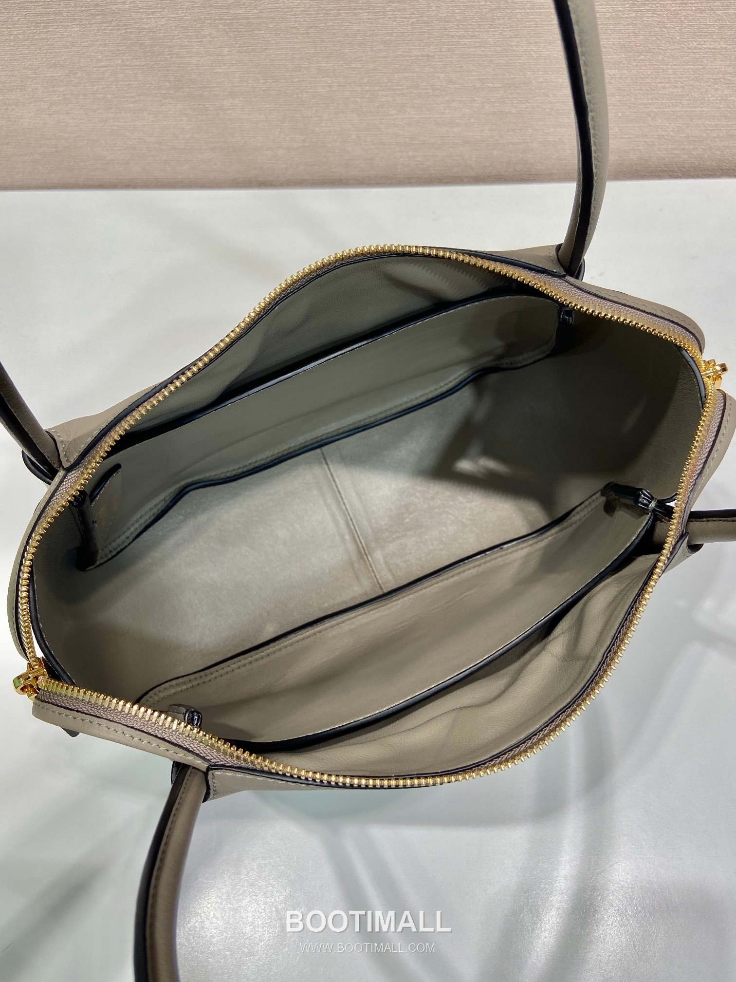 Prada Calfskin Shoulder Tote Bag with Dual Compartment and Strap Detail 프라다 카프스킨 듀얼 컴파트먼트 스트랩 숄더 토트백 1BA444 28cm 8