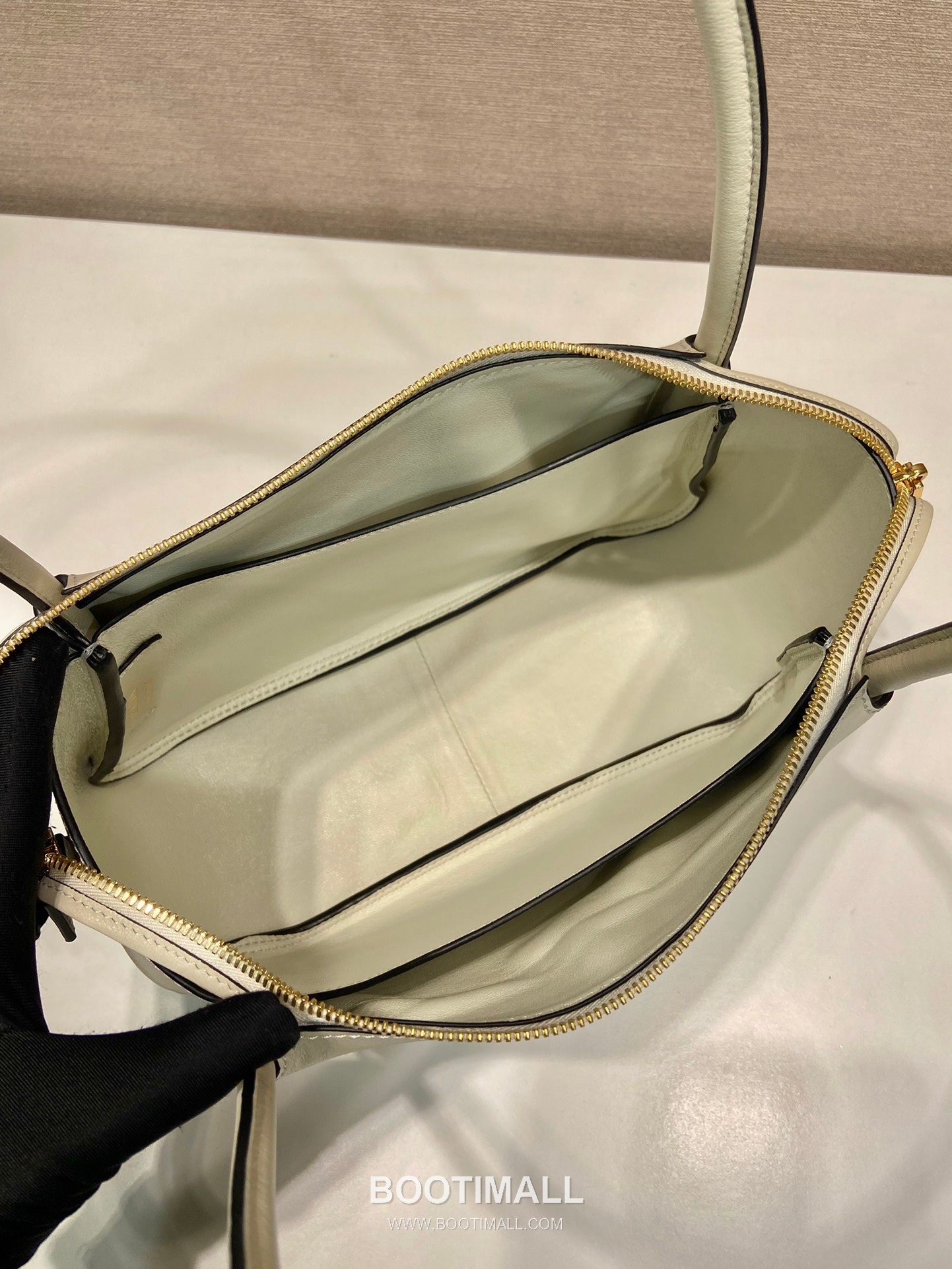 Prada Calfskin Shoulder Tote Bag with Dual Compartment and Strap Detail 프라다 카프스킨 듀얼 컴파트먼트 스트랩 숄더 토트백 1BA444 28cm 8
