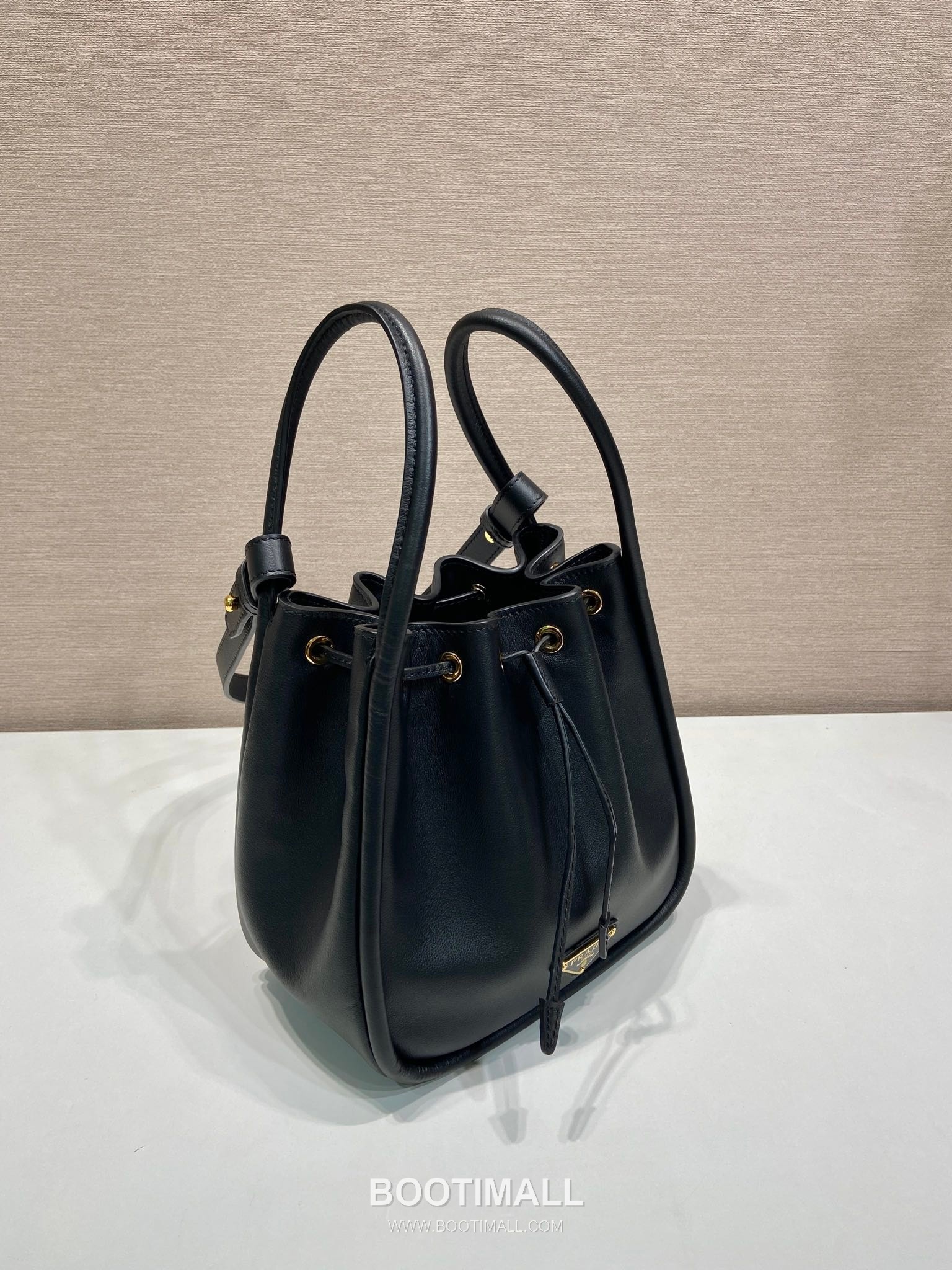 Prada Calfskin Bucket Bag with Drawstring Closure and Detachable Strap Detail 프라다 카프스킨 드로우스트링 탈부착 스트랩 버킷백 1BE087 22cm 4
