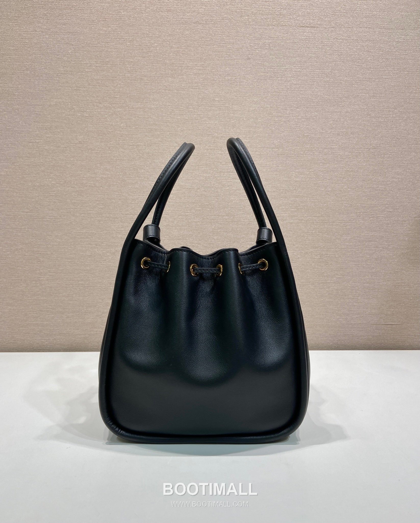 Prada Calfskin Bucket Bag with Drawstring Closure and Detachable Strap Detail 프라다 카프스킨 드로우스트링 탈부착 스트랩 버킷백 1BE087 22cm 5