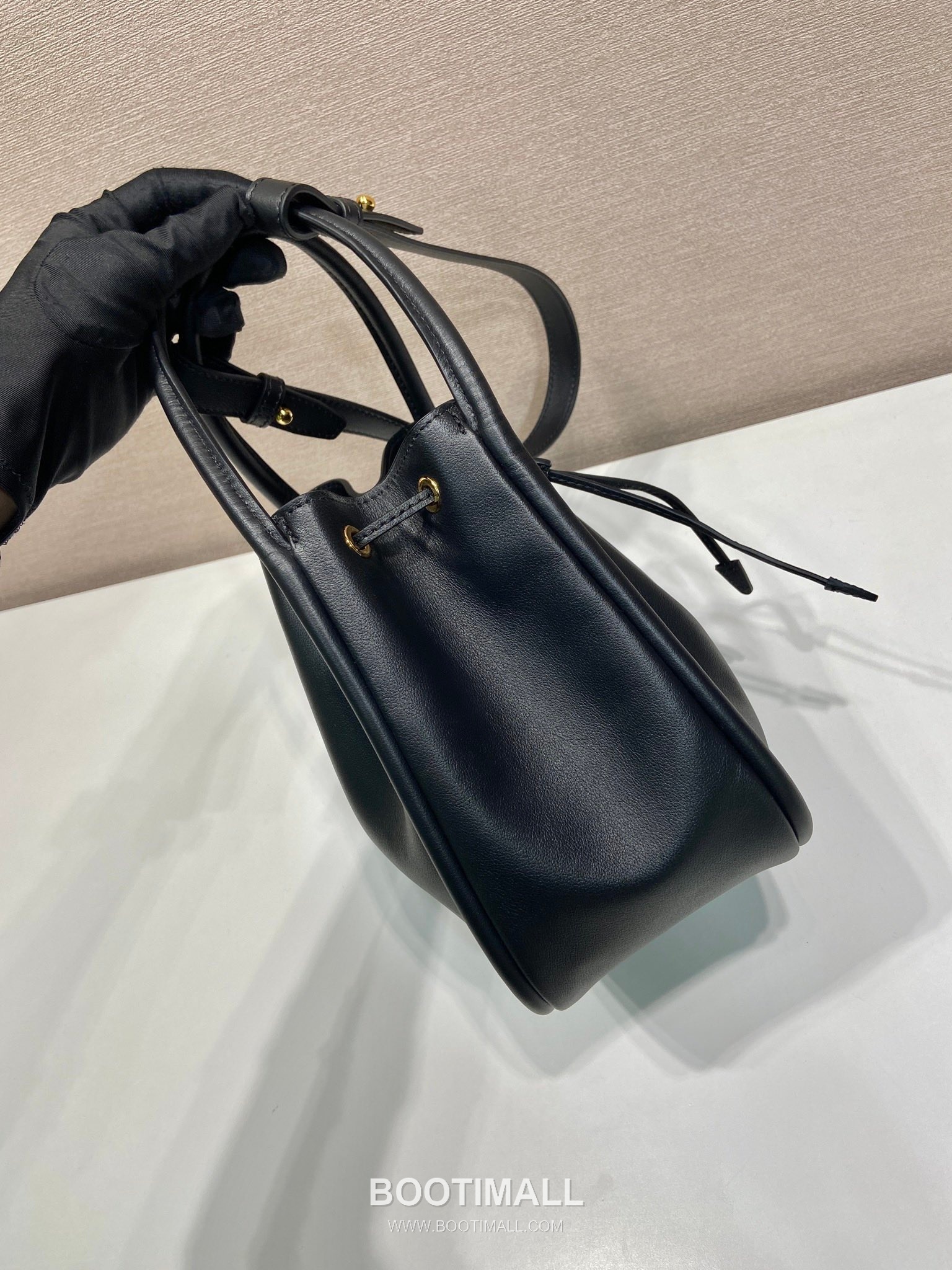 Prada Calfskin Bucket Bag with Drawstring Closure and Detachable Strap Detail 프라다 카프스킨 드로우스트링 탈부착 스트랩 버킷백 1BE087 22cm 6