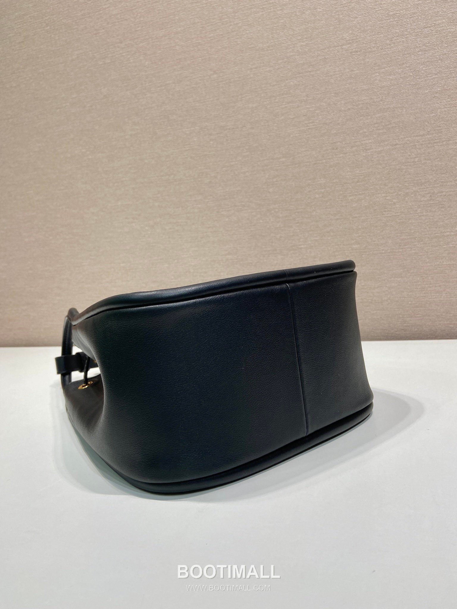 Prada Calfskin Bucket Bag with Drawstring Closure and Detachable Strap Detail 프라다 카프스킨 드로우스트링 탈부착 스트랩 버킷백 1BE087 22cm 7