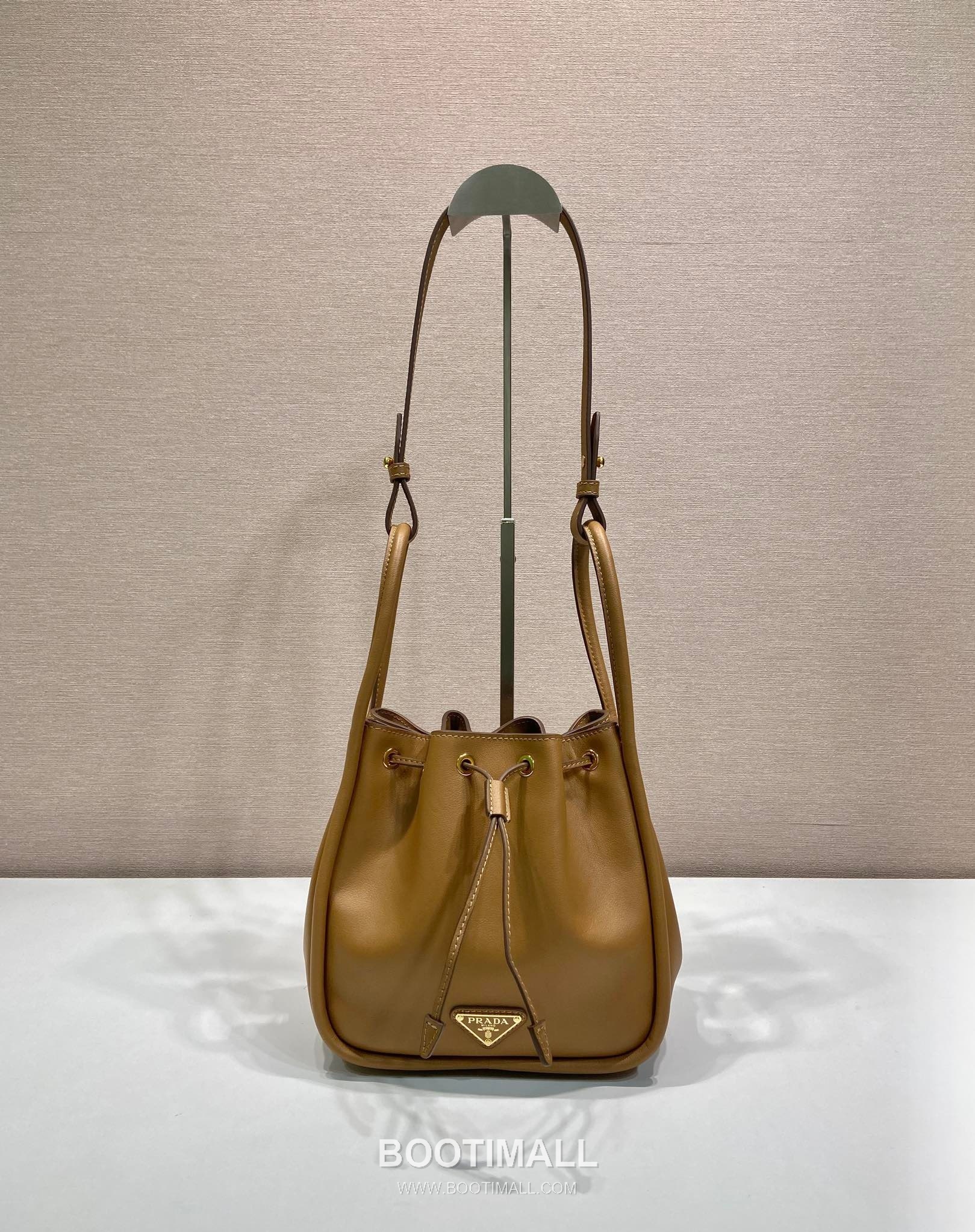 Prada Calfskin Bucket Bag with Drawstring Closure and Detachable Strap Detail 프라다 카프스킨 드로우스트링 탈부착 스트랩 버킷백 1BE087 22cm 3