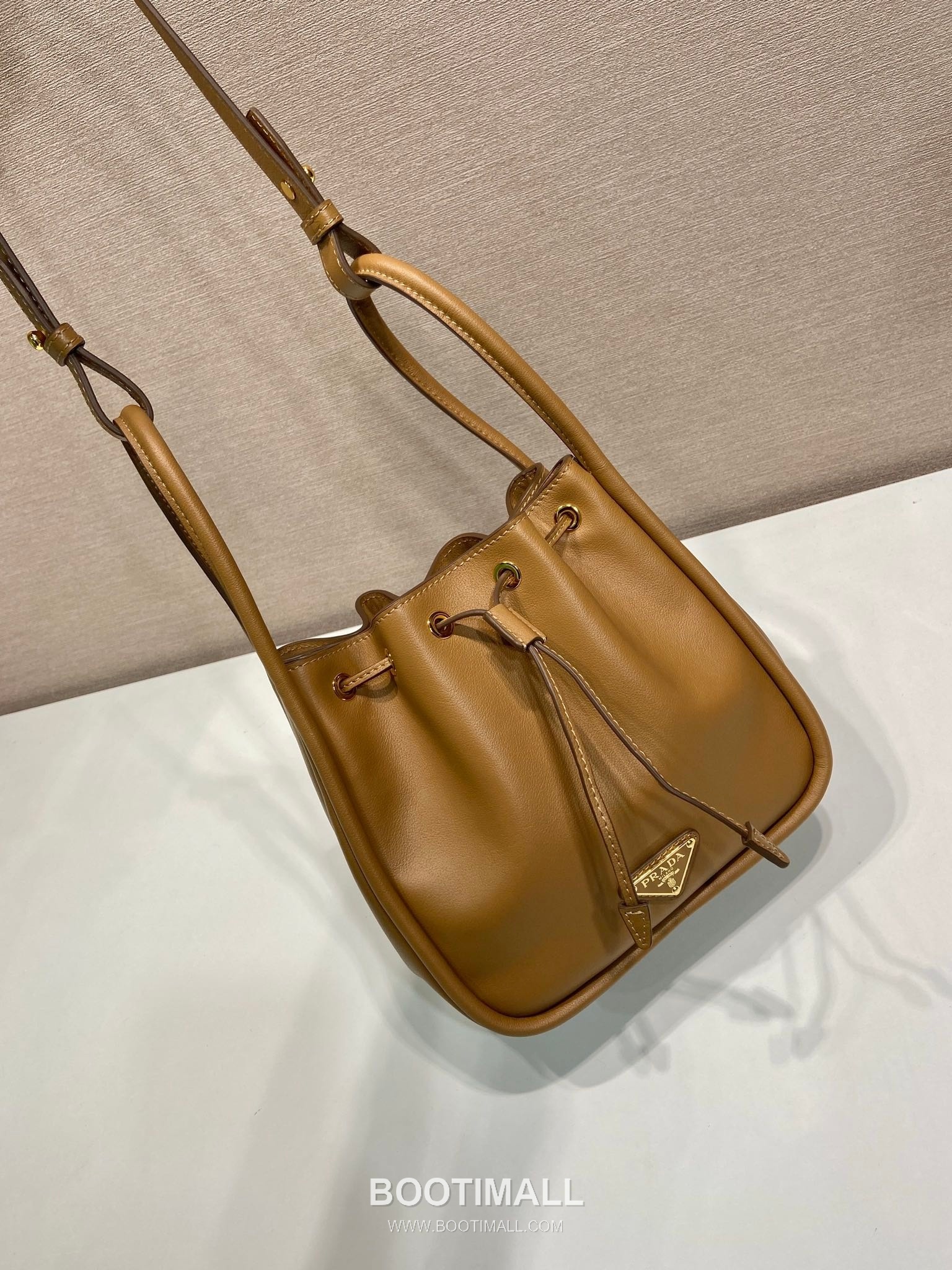 Prada Calfskin Bucket Bag with Drawstring Closure and Detachable Strap Detail 프라다 카프스킨 드로우스트링 탈부착 스트랩 버킷백 1BE087 22cm 4