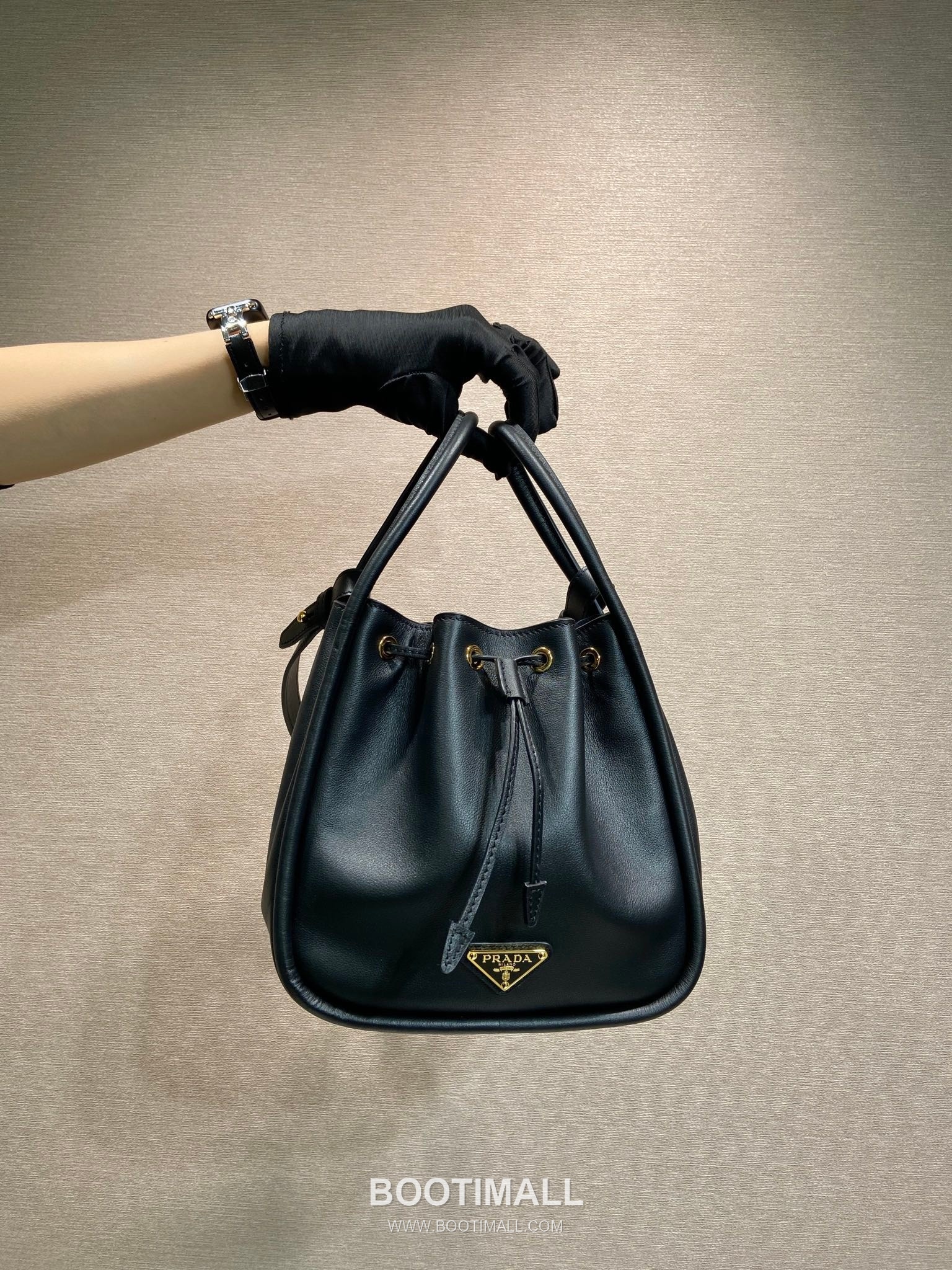 Prada Calfskin Bucket Bag with Drawstring Closure and Detachable Strap Detail 프라다 카프스킨 드로우스트링 탈부착 스트랩 버킷백 1BE087 22cm 10
