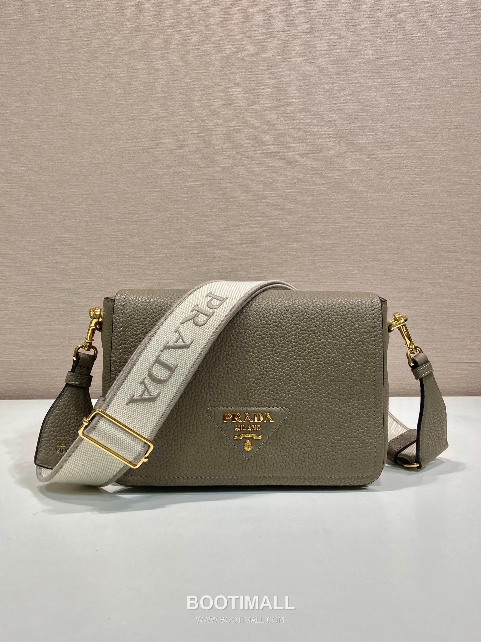 Prada Deer Grain Calfskin Flap Crossbody Bag with Dual Adjustable Strap Detail 프라다 디어 그레인 카프스킨 플랩 듀얼 조절 스트랩 크로스바디백 1BD314-1 23cm 1