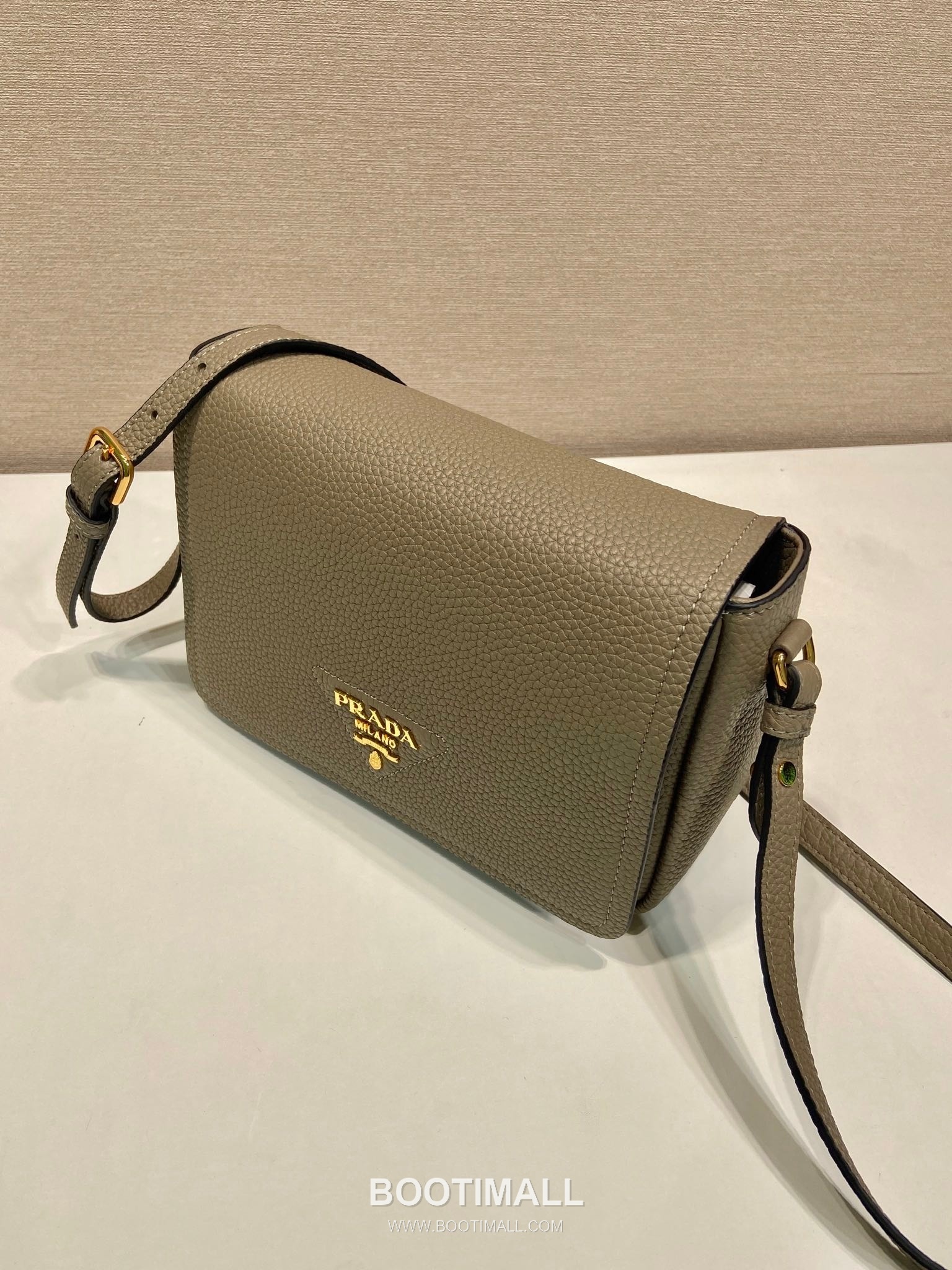 Prada Deer Grain Calfskin Flap Crossbody Bag with Dual Adjustable Strap Detail 프라다 디어 그레인 카프스킨 플랩 듀얼 조절 스트랩 크로스바디백 1BD314-1 23cm 3