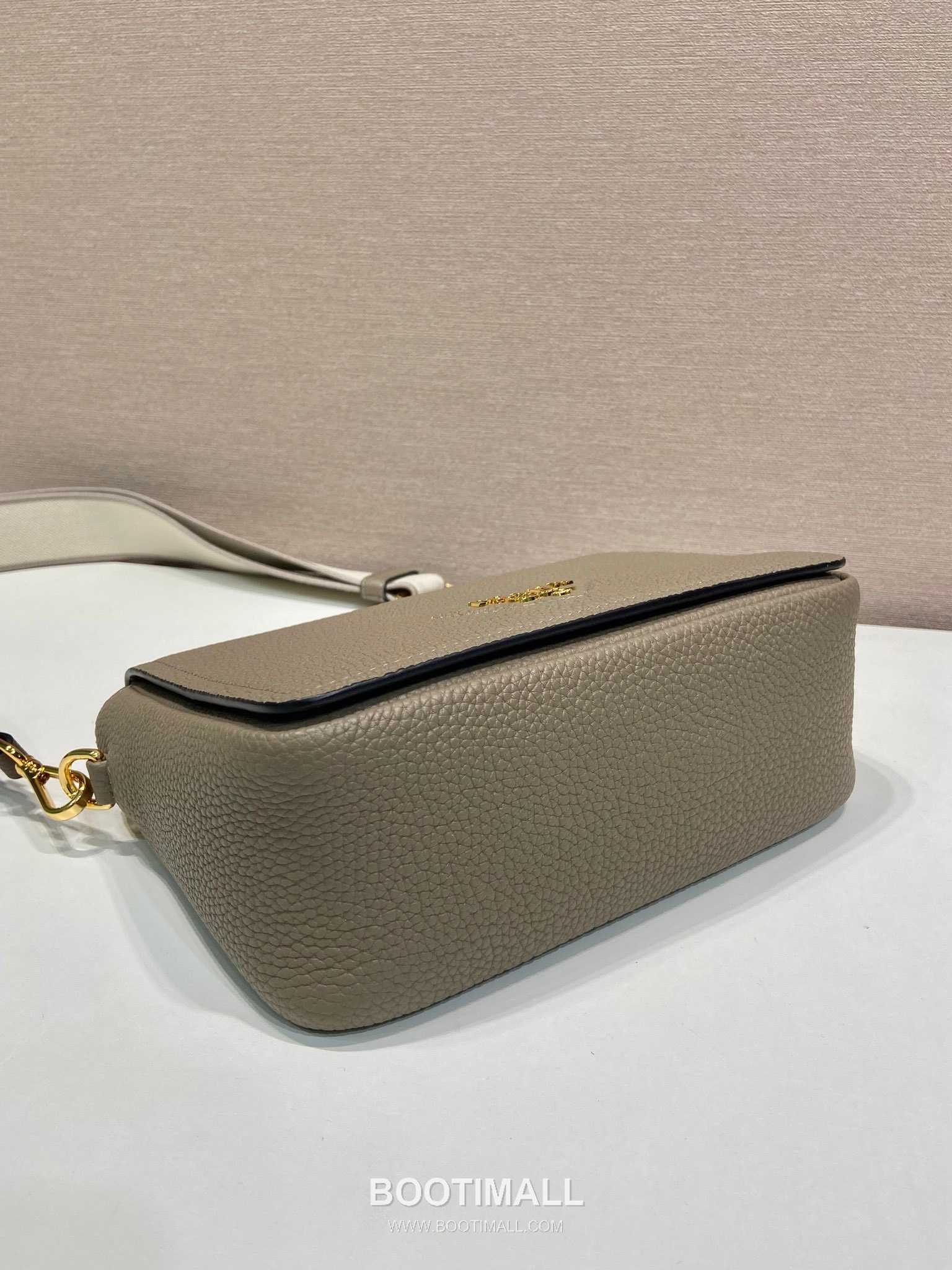 Prada Deer Grain Calfskin Flap Crossbody Bag with Dual Adjustable Strap Detail 프라다 디어 그레인 카프스킨 플랩 듀얼 조절 스트랩 크로스바디백 1BD314-1 23cm 6