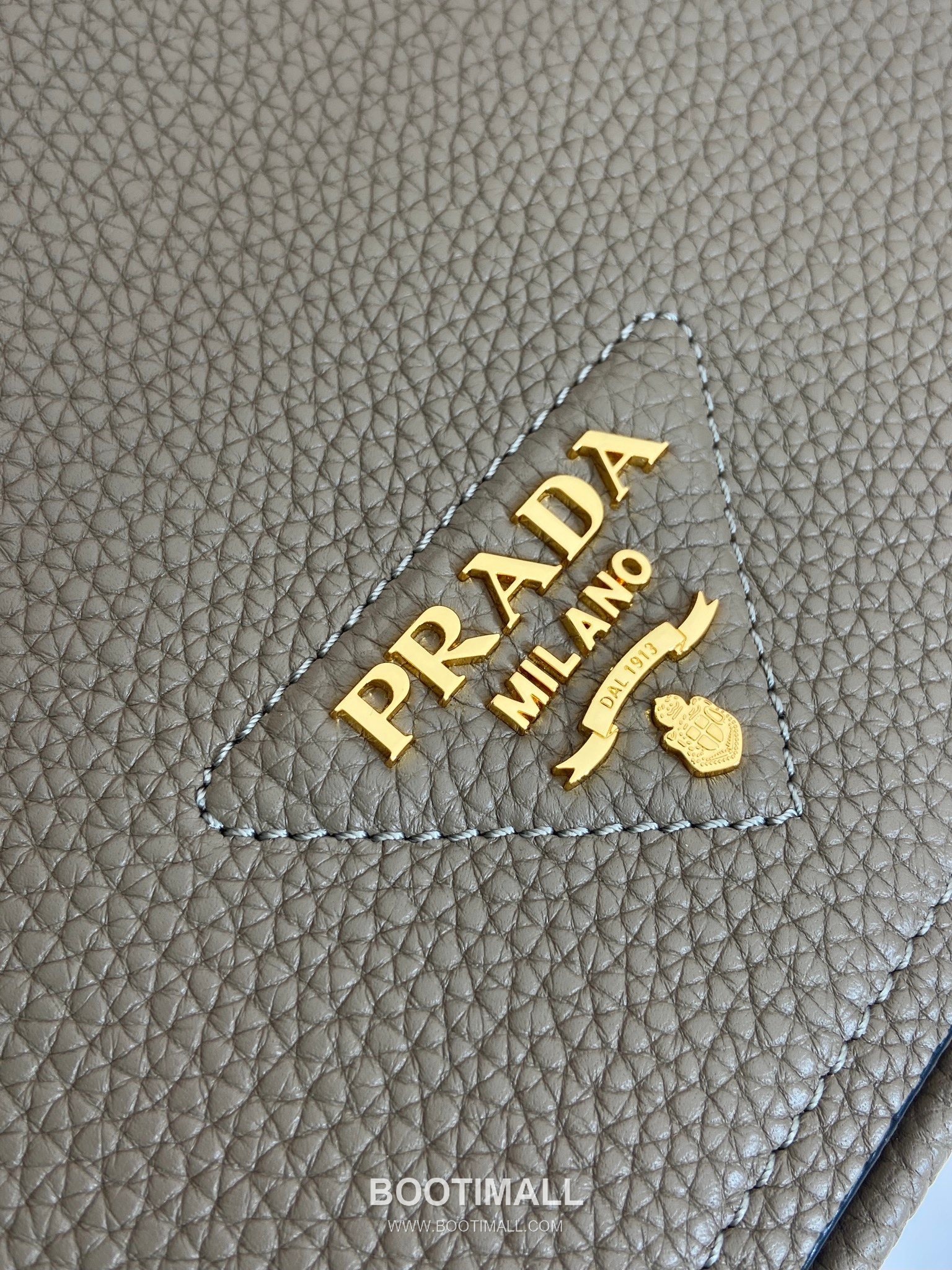 Prada Deer Grain Calfskin Flap Crossbody Bag with Dual Adjustable Strap Detail 프라다 디어 그레인 카프스킨 플랩 듀얼 조절 스트랩 크로스바디백 1BD314-1 23cm 8