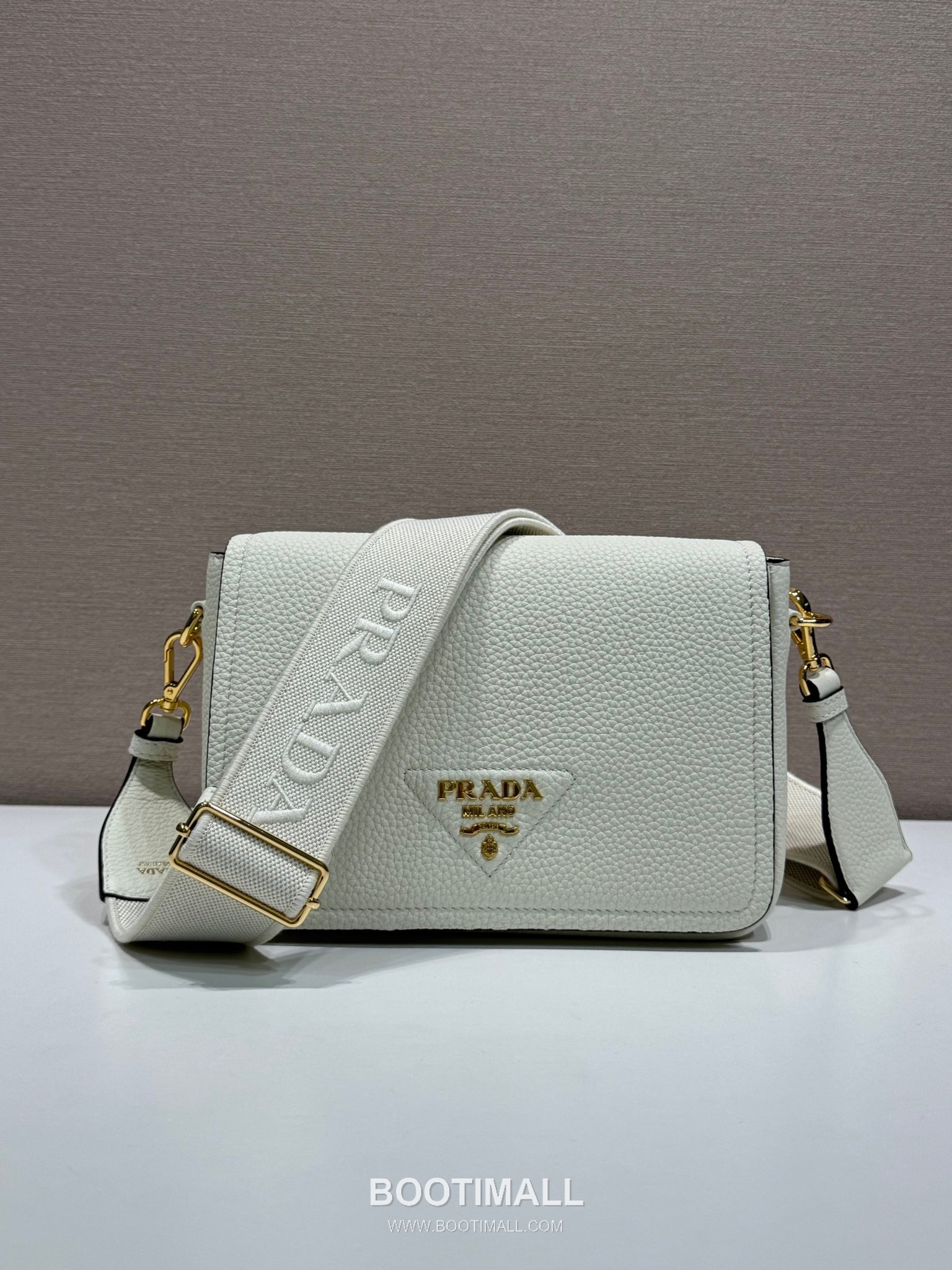 Prada Deer Grain Calfskin Flap Crossbody Bag with Dual Adjustable Strap Detail 프라다 디어 그레인 카프스킨 플랩 듀얼 조절 스트랩 크로스바디백 1BD314-1 23cm 1